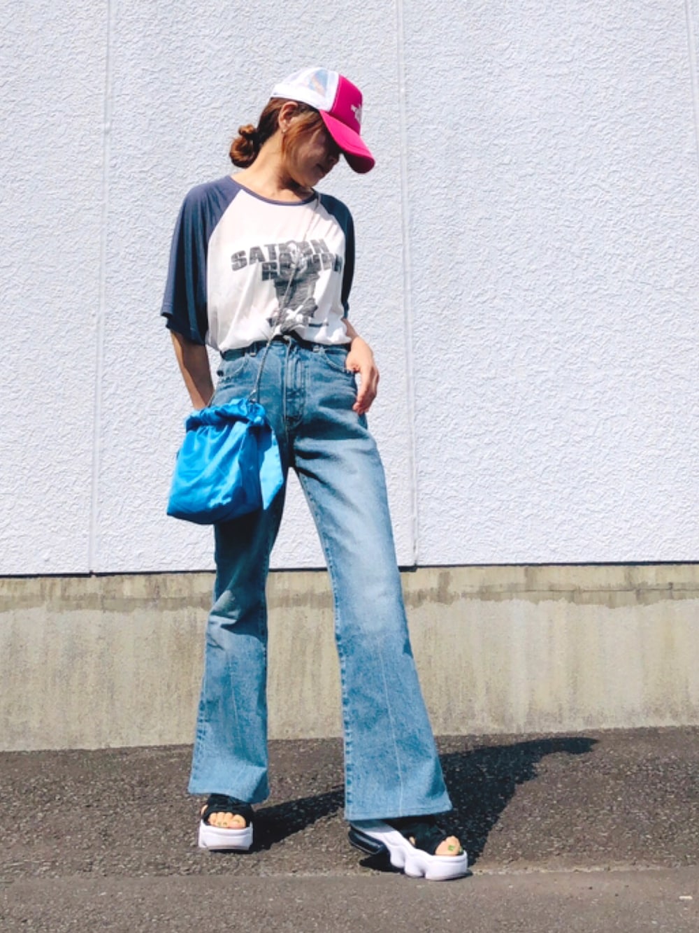 「夏コーデ、夏だ！Tシャツ着よう！、シンプル、カジュアル、ストリート、メンズライク女子、シアーTシャツ、デニムコーデ、フレアデニム、スポーツサンダル、NIKE AIR MAX、メッシュキャップ、サテンバッグ、低身長女子、好きな服を着隊」｜「THE NORTH FACEのザ・ノース・フェイス TNF ロゴキャップ（キャップ、グリーン系）」を使った、kaop🐣さん（レディース・150cm）の夏コーディネートの1枚目の写真
