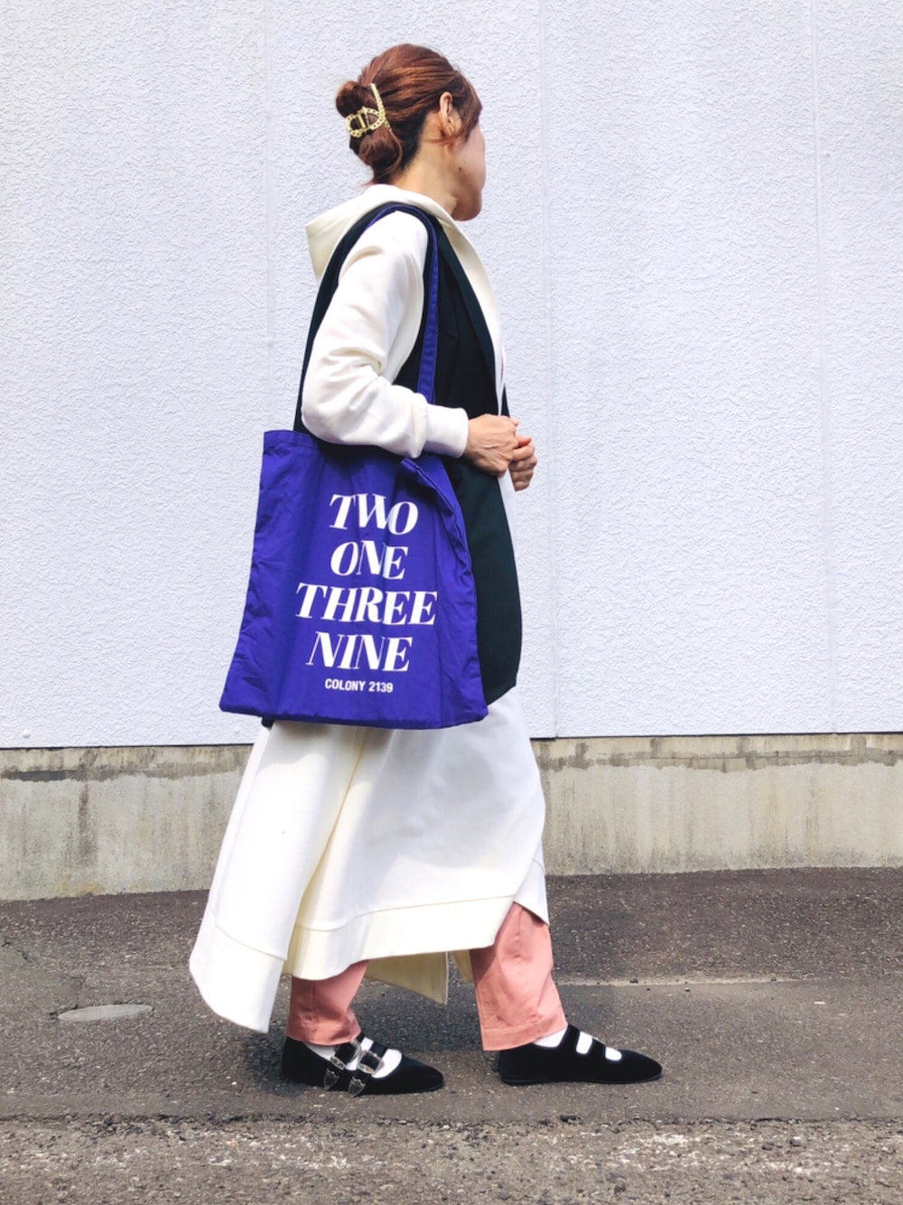 ホワイト系のワンピース、ピンク系のタンクトップ、ブラック系のベストを着用したレディースの春コーディネートの1枚目の写真