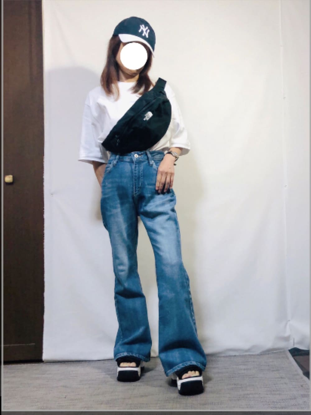 「夏のTシャツフェス、夏だ！Tシャツ着よう！、王道スタイル、デニムコーデ、シンプル、カジュアル、白Tシャツ、フレアデニム、THE NORTH FACE、ウエストポーチ斜め掛け、厚底サンダル、スポーツサンダル、キャップ、NEW ERA、低身長」｜「NEW ERAのアイテム（キャップ、その他）」を使った、kaop🐣さん（レディース・150cm）の夏コーディネートの1枚目の写真