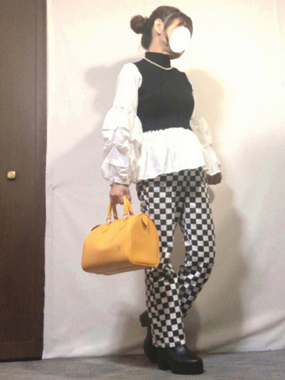 「チェック、シンプル、モノトーン、厚底シューズ、きれいめカジュアル、パールネックレス、低身長、厚底ブーツ、オトナカジュアル、ドッキングニット、秋コーデ、イエローバッグ、おしゃれさんと繋がりたい、エピ、チェッカーパンツ」｜「fifthのボリュームスリーブドッキングニット（ニット/セーター、ブラック系）」を使った、kaop🐣さん（レディース・150cm）の秋コーディネートの1枚目の写真