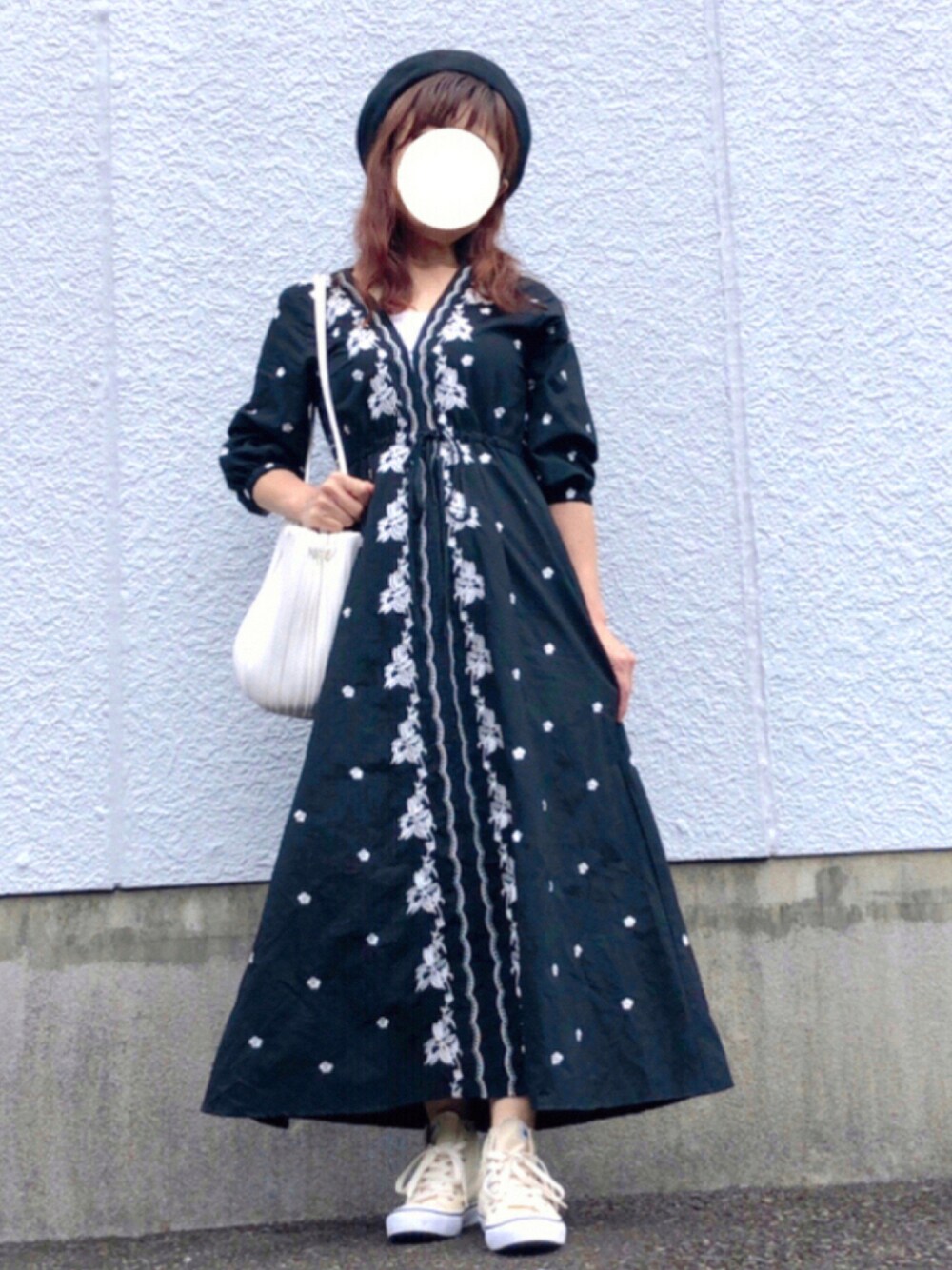 「きれいめカジュアル、オトナガーリー、シンプル、モノトーン、ワンピース、ワンピース×スニーカー、白スニーカー、VANSのスニーカー、ハイカットスニーカー、プリーツバッグ、ベレー帽、低身長、お洒落さんとつながりたい」｜「Ray BEAMSのRay BEAMS / コットン リネン ベレー（ハンチング/ベレー帽、ブラック系）」を使った、kaop🐣さん（レディース・150cm）の秋コーディネートの1枚目の写真