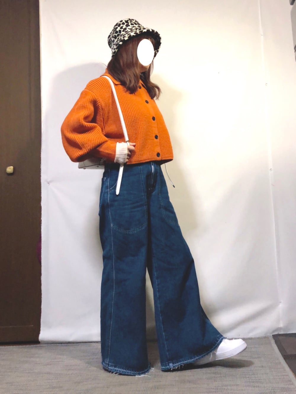 「オトナカジュアル、シンプル、デニムコーデ、SOMETHING、ワイドデニム、ショートニット、オレンジニット、エアフォースワン、白スニーカー、レオパード柄、バケットハット、2WAYﾊﾞｯｸﾞ、低身長」｜「tiptopの2021AW 衿付きショートニットカーディガン（ニット/セーター、オレンジ系）」を使った、kaop🐣さん（レディース・150cm）の冬コーディネートの1枚目の写真