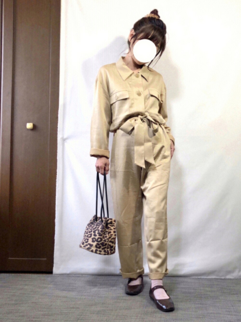 「レオパード柄、秋のコーデ、moussy、つなぎ、巾着バッグ、ジャンプスーツ、シンプルコーデ、ベージュコーデ、低身長、オトナカジュアル、リンクコーデ、カンフーシューズ、おしゃれさんと繋がりたい、追いコーデ」｜「MOUSSYのBUTTON UP ジャンプスーツ（つなぎ/オールインワン、ベージュ系）」を使った、kaop🐣さん（レディース・150cm）の秋コーディネートの1枚目の写真