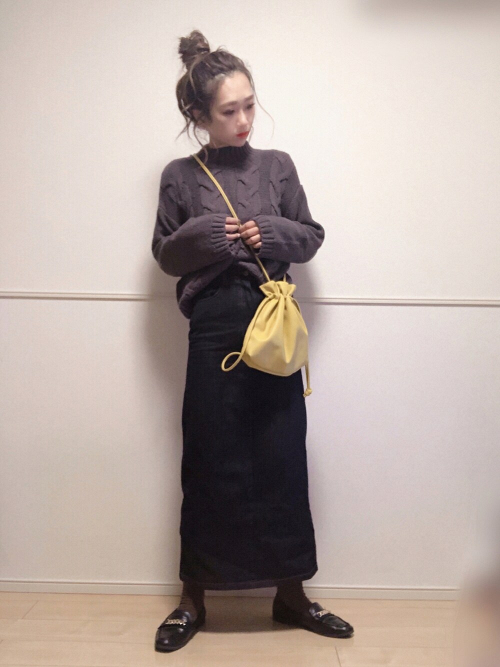 「デニム、モノトーン、大人カジュアル、GU、休日スタイル、ラフ、ミニバッグ、秋コーデ、だから秋服が好き」｜「apres jour mignonのデニムペンシルスカート【ZOZOTOWN限定アイテム】（スカート、ブルー系）」を使った、SORIさん（レディース・167cm）の秋コーディネートの1枚目の写真