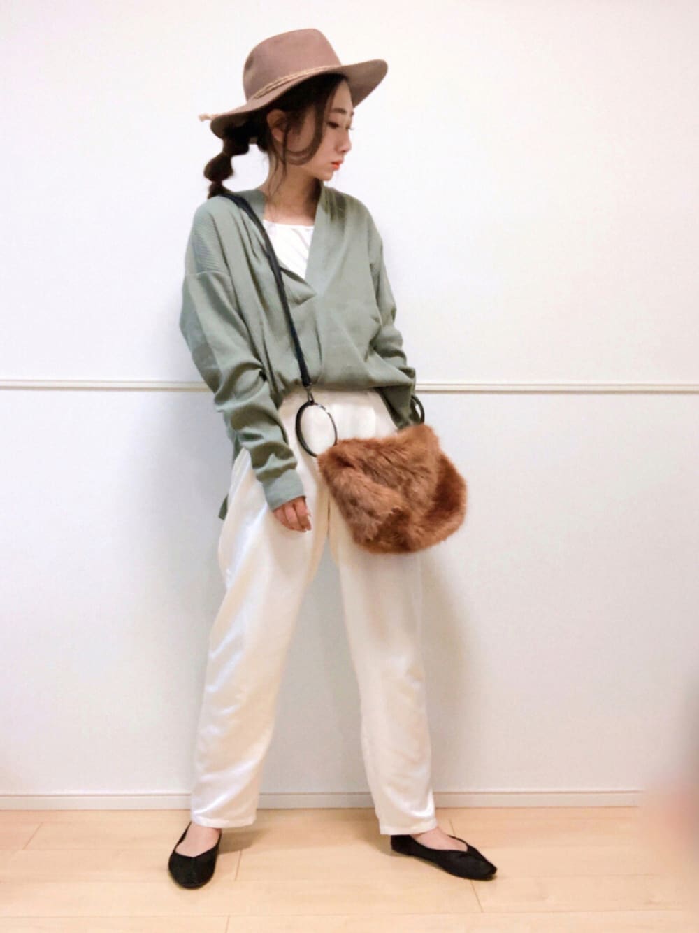 「サテンパンツ、カラーパンツ、淡色コーデ、オーバーサイズ、秋服準備はじめました、秋トレンド2021、秋先取りコーデ、カジュアル、プチプラ、メンズライク、大人カジュアル、レイヤードスタイル、休日スタイル、シンプル、ロンT」｜「PAGEBOYのスリットVネックロングスリーブ（Tシャツ/カットソー、グリーン系）」を使った、SORIさん（レディース・167cm）の秋コーディネートの1枚目の写真