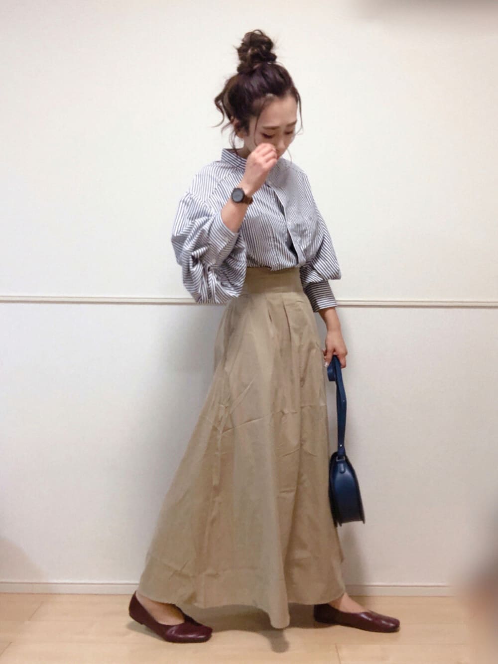 「スカート、シンプル、ベージュ、秋のコーデ、秋色、大人カジュアル、ロングスカート、休日スタイル、プチプラ、きれいめカジュアル、ミニバッグ、淡色コーデ、ボリューム袖、秋服準備はじめました、スクエアトゥ」｜「Chicoの【新色追加】ブロードストライプブロッキングシャツ（シャツ/ブラウス、ブルー系）」を使った、SORIさん（レディース・167cm）の秋コーディネートの1枚目の写真