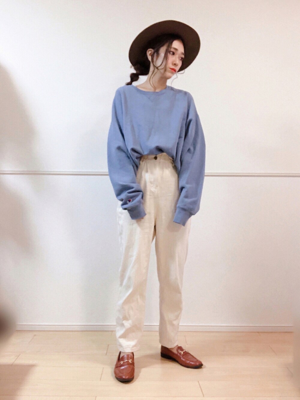 ベージュ系のデニムパンツ、ブルー系のスウェット、ブラウン系のローファーを着用したレディースの夏コーディネートの1枚目の写真
