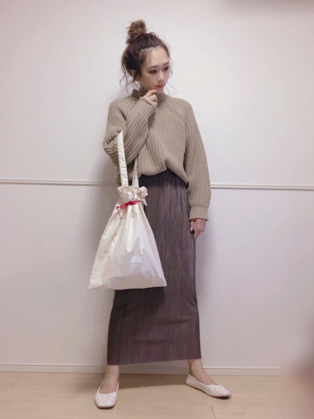 「秋コーデ、着回しコーデ、ワントーンコーデ、シンプル、だから秋服が好き、秋服、スクエアトゥ、プリーツスカート、チャンキーニット、プチプラ、ハイネックニット、秋のコーデ、大人カジュアル、休日スタイル」｜「moment+のサテンミニプリーツタイトロングスカート(裏地あり)（スカート、ブラウン系）」を使った、SORIさん（レディース・167cm）の秋コーディネートの1枚目の写真