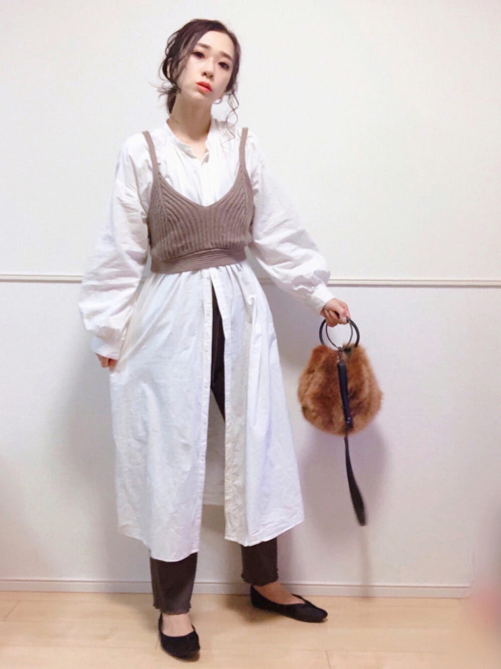 「休日コーデ、休日スタイル、シャツワンピース、ボリューム袖、ブラウン、秋服準備はじめました、秋トレンド2021、秋先取りコーデ、レイヤード、プチプラ、シンプル、カラーパンツ」｜「ANAPのリングハンドルラウンドファーバッグ（ショルダーバッグ、ブラウン系）」を使った、SORIさん（レディース・167cm）の秋コーディネートの1枚目の写真