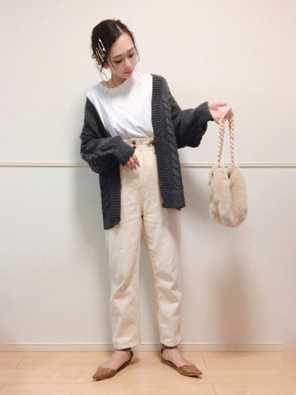 「カーディガン、ニット、秋服準備はじめました、秋トレンド2021、秋先取りコーデ、大人カジュアル、カジュアル、レイヤードスタイル、プチプラ、モノトーン、シンプルコーデ、GU、新作、ロングカーディガン」｜「classicalelfのスタイルアップ魅せ。ハイウエストギャザーテーパードパンツ（デニムパンツ、ベージュ系）」を使った、SORIさん（レディース・167cm）の秋コーディネートの1枚目の写真