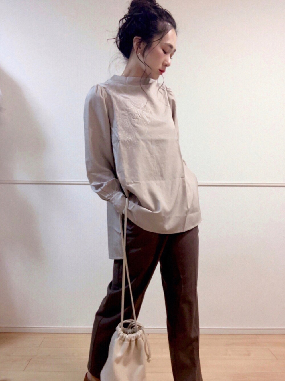 ベージュ系のシャツ/ブラウス、ブラウン系のその他パンツ、ブラウン系の口紅/リップティント/グロスを着用したレディースの夏コーディネートの1枚目の写真