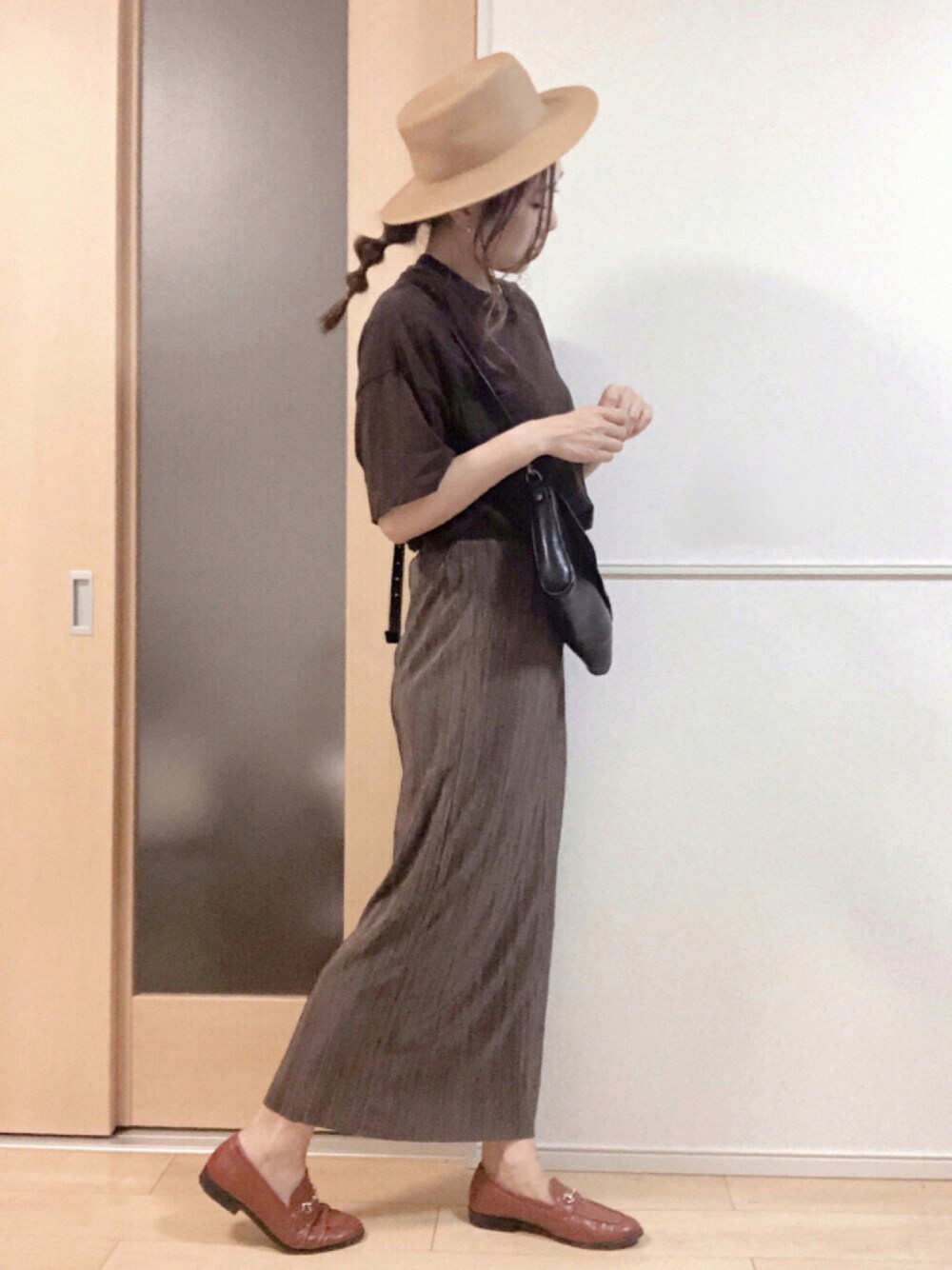 「休日スタイル、カジュアル、プチプラコーデ、きれいめカジュアル、夏だ！Tシャツ着よう！、ロングスカート、ブラウン、ワントーンコーデ、シンプルコーデ、ビックシルエット、プチプラ、麦わら帽子」｜「Libra Cueのペーパープレーンハット（ハット、ベージュ系）」を使った、SORIさん（レディース・167cm）の夏コーディネートの1枚目の写真