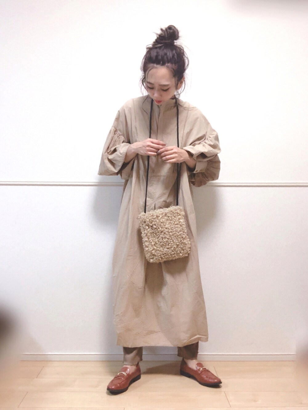 「ビッグシルエット、シンプル、ベージュ、シャツワンピース、オーバーサイズ、大人カジュアル、休日スタイル、プチプラ、大人コーデ、ワントーン、秋服、ゆるコーデ、ボリューム袖、秋服準備はじめました」｜「INTER FACTORYのWEARISTA son - ボリュームスリーブワンピース　made in INTER FACTORY（ワンピース、ベージュ系）」を使った、SORIさん（レディース・167cm）の秋コーディネートの1枚目の写真