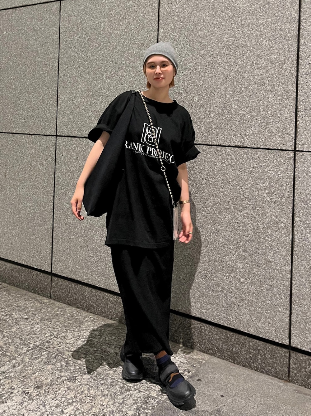 「秋、秋服、ゆるコーデ、ニット、ニットビーニー、ビーニー、ニット帽、ビックT、カーゴスカート、モノトーン、骨格ウェーブ、ootd、メンズライク、スマホショルダー、prankproject」｜「LOWRYS FARMのニットビーニー  969889（ニットキャップ/ビーニー、グレー系）」を使った、ririさん（レディース・158cm）の秋コーディネートの1枚目の写真