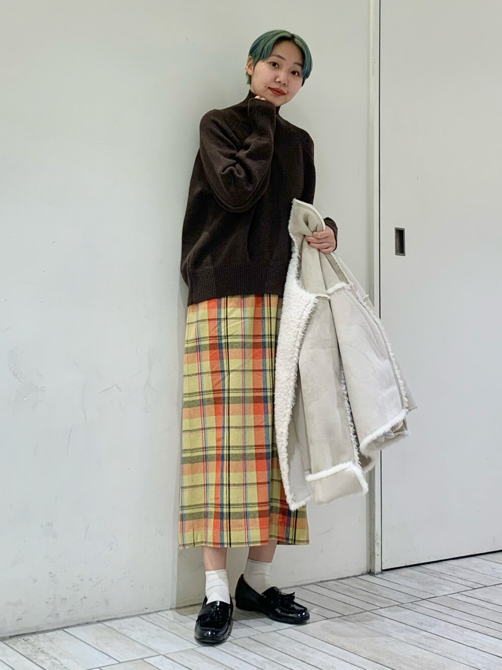 「KBF、kbf_ootd、オトナカジュアル、カジュアルコーデ、ムートンコート、リバーシブル、ボアジャケット、ニット、ハイネック、タイトスカート、チェック、冬コーデ、ローファー」｜「KBFのアウトリンキングコクーンハイネックニット（ニット/セーター、ブラウン系）」を使った、kanoさん（レディース・157cm）の冬コーディネートの1枚目の写真