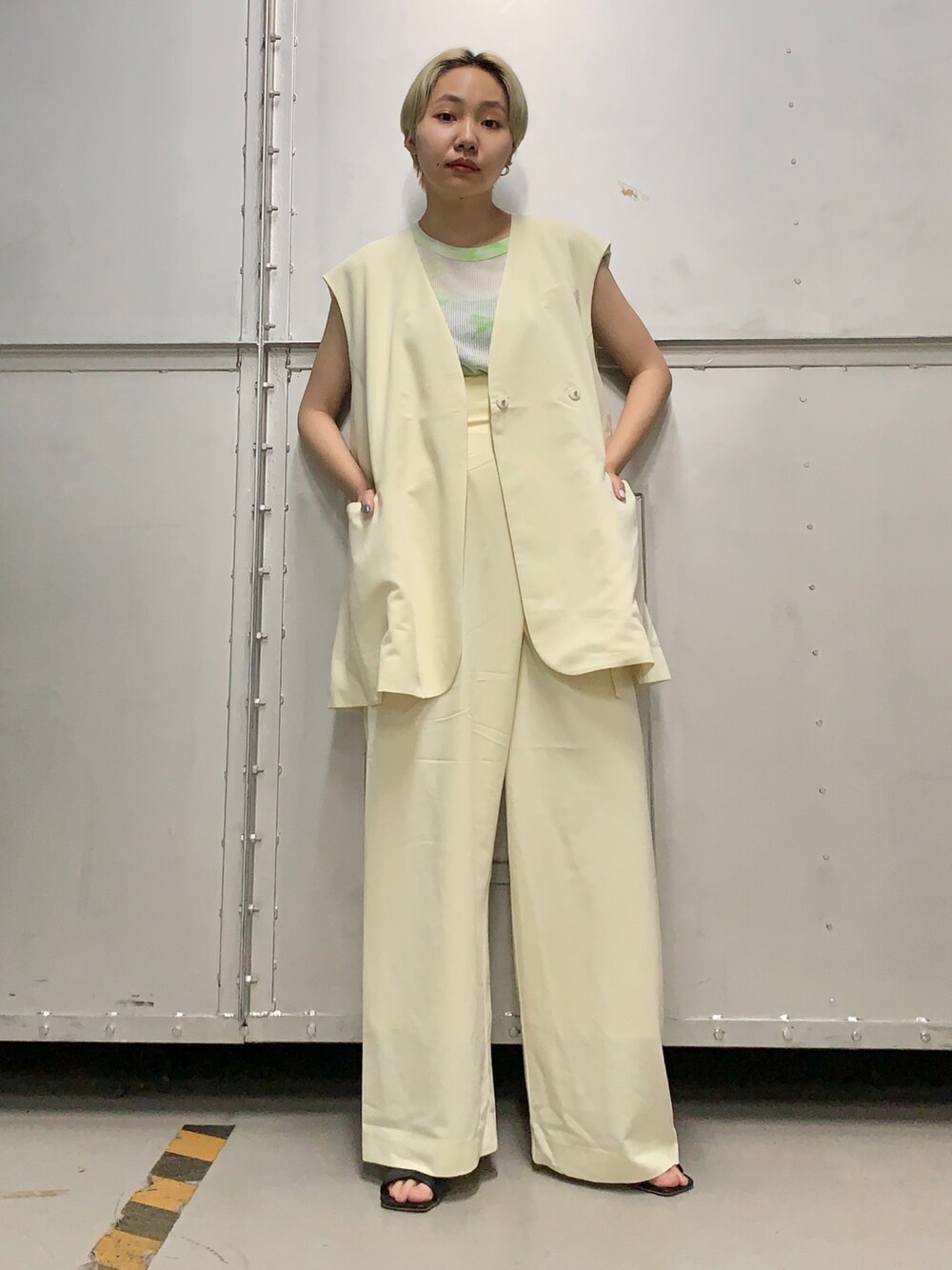 「KBF、kbf_ootd、カジュアルコーデ、大人カジュアル、きれいめカジュアル、セットアップ、セットアップスタイル、ベスト、ジレ、ラップパンツ、タイダイ柄、ノースリーブ」｜「KBFのラウンドノーカラージレ（ベスト、ホワイト系）」を使った、kanoさん（レディース・157cm）の夏コーディネートの1枚目の写真