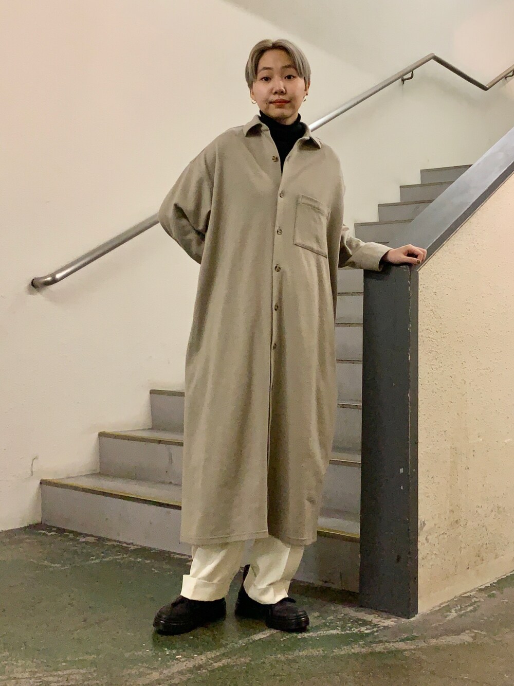 「KBF、kbf_ootd、冬コーデ、ワンピース、シャツワンピース、起毛素材、センタープレスパンツ、ストレートパンツ、カジュアルコーデ、カジュアルスタイル」｜「KBFの起毛シャツワンピース（ワンピース、グリーン系）」を使った、kanoさん（レディース・157cm）の冬コーディネートの1枚目の写真