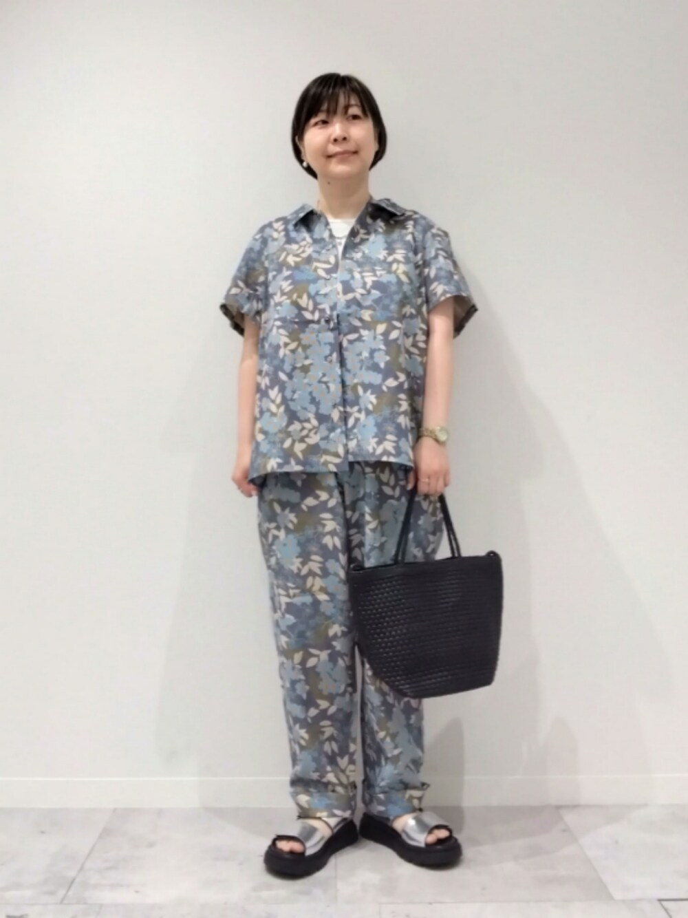 ブルー系のシャツ/ブラウス、ブルー系のその他パンツ、ブラック系のトートバッグを着用したレディースの春コーディネートの1枚目の写真