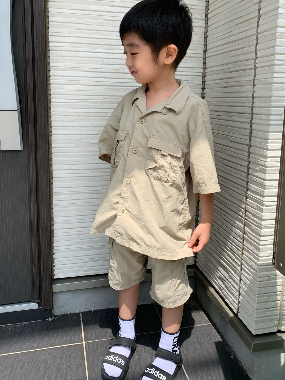 「サファリコーデ、GU、ベージュ系、セットアップ、adidas」｜「GUのアイテム（シャツ/ブラウス、ベージュ系）」を使った、TSUKASOHTAさん（キッズ・110cm）の夏コーディネートの1枚目の写真