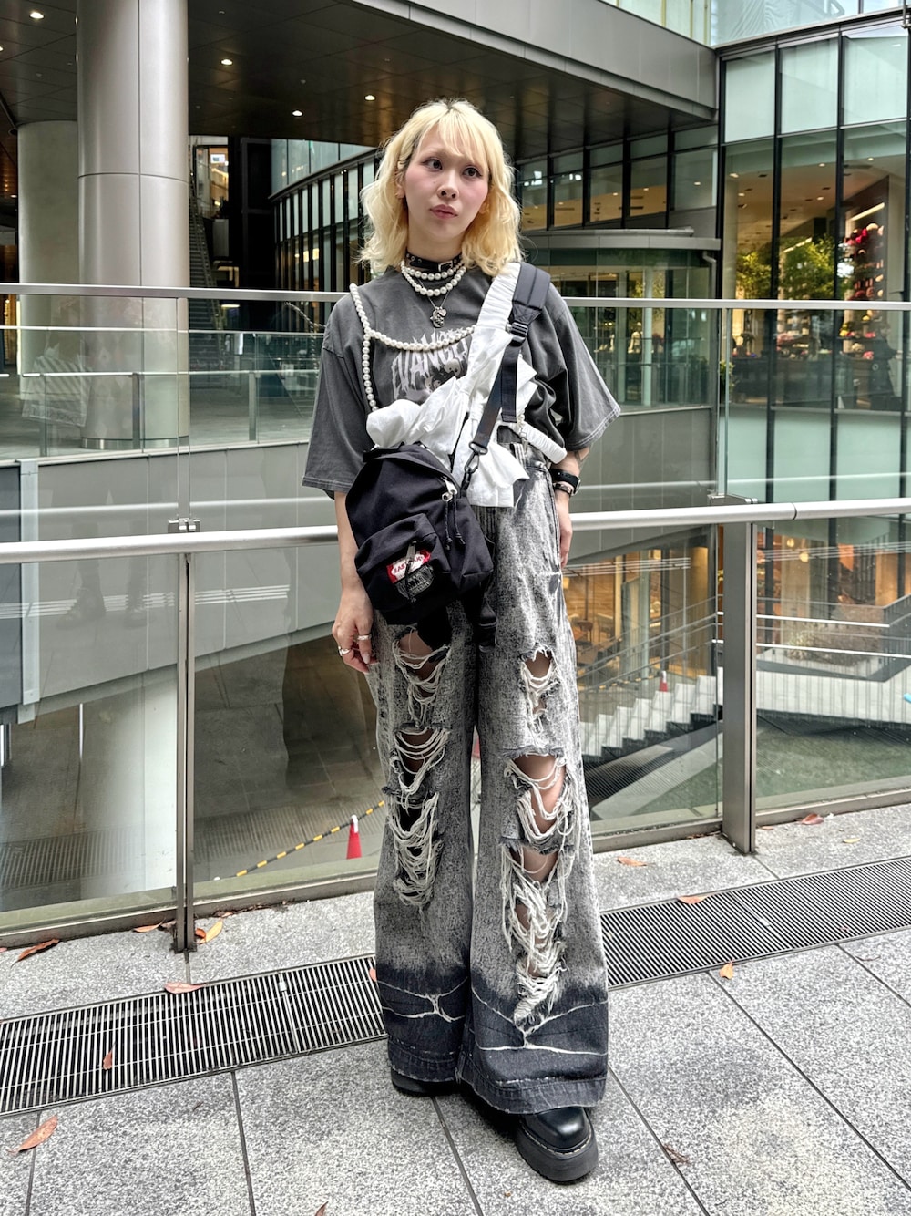 「夏ルックで気分アップ、ロゴT、Tシャツ、レイヤードスタイル、ダメージデニムパンツ、デニム、甘辛mix、オトナカジュアル、厚底シューズ、夏コーデ、夏服、バンドT、ワントーンコーデ、カジュアル、おでかけコーデ」｜「MM6 Maison MargielaのEASTPAK×MM6 Padded MM6（バックパック/リュック、ブラック系）」を使った、ｼ  ｦ  ﾝさん（骨格ウェーブ・レディース・160cm）の夏コーディネートの1枚目の写真