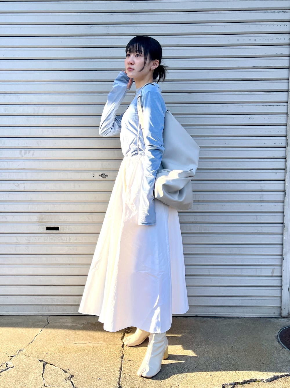 「春のおしゃ見えテクニック、春、低身長女子、今日のコーデ、淡色コーデ、春コーデ、ロングスカート、ブルベ夏、骨格ウェーブ」｜「RIM.ARKのMinimal shoulder big bag（ショルダーバッグ、ベージュ系）」を使った、西村美紗さん（骨格ウェーブ・レディース・154cm）の春コーディネートの1枚目の写真