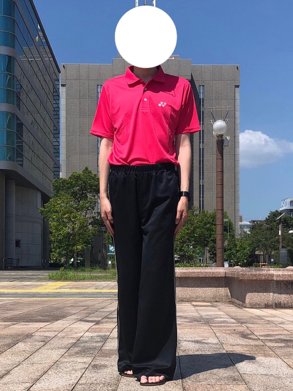 「シンプル、シンプルコーデ、カジュアル、カジュアルコーデ、大人カジュアル、夏、夏コーデ、おしゃれさんと繋がりたい、ラフ、ポロシャツ、シャツスタイル、ジャージ、ワイドパンツ、サンダル、ブラック」｜「YONEXのアイテム（ポロシャツ、ピンク系）」を使った、⭐️zawa⭐️さん（メンズ・178cm）の夏コーディネートの1枚目の写真