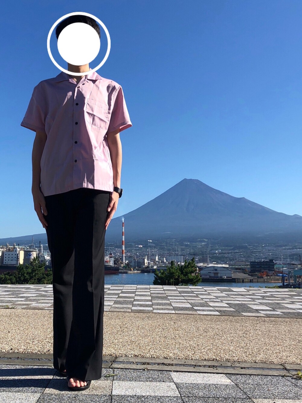 「シンプル、シンプルコーデ、カジュアル、カジュアルコーデ、大人カジュアル、スラックス、フレアパンツ、サンダル、おしゃれさんと繋がりたい、夏コーデ」｜「itailorのアイテム（スラックス、ブラック系）」を使った、⭐️zawa⭐️さん（メンズ・178cm）の夏コーディネートの1枚目の写真