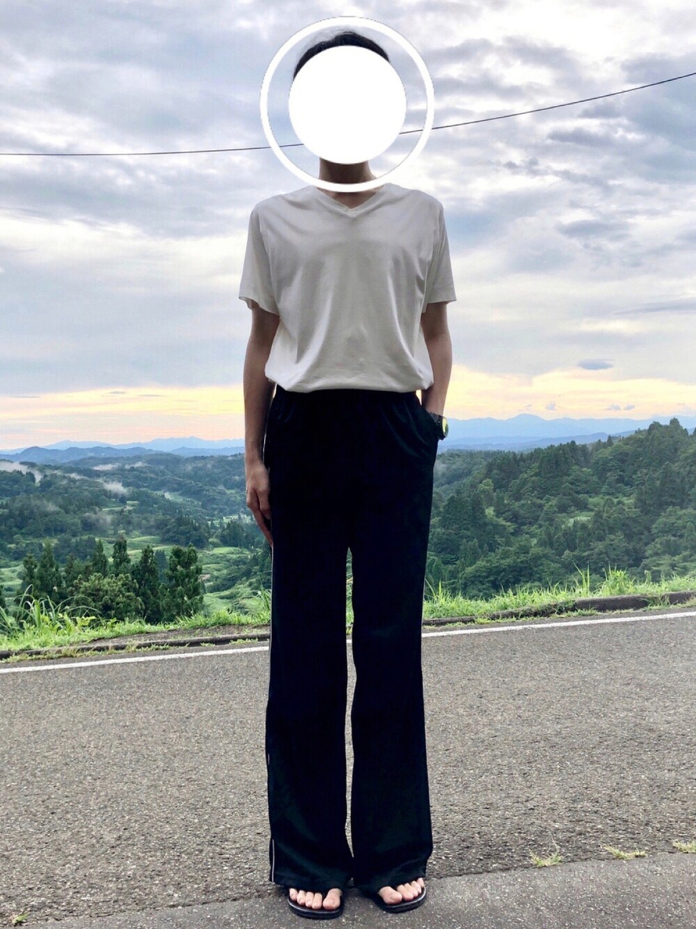 「おしゃれさんと繋がりたい、夏、夏コーデ、シンプル、シンプルコーデ、カジュアル、カジュアルコーデ、大人カジュアル、オトナカジュアル、パンツスタイル、ワイドパンツ、ジャージ、サンダル、ブラック、黒」｜「NANO universeのドレスTEE Vネック（Tシャツ/カットソー、ホワイト系）」を使った、⭐️zawa⭐️さん（メンズ・178cm）の夏コーディネートの1枚目の写真