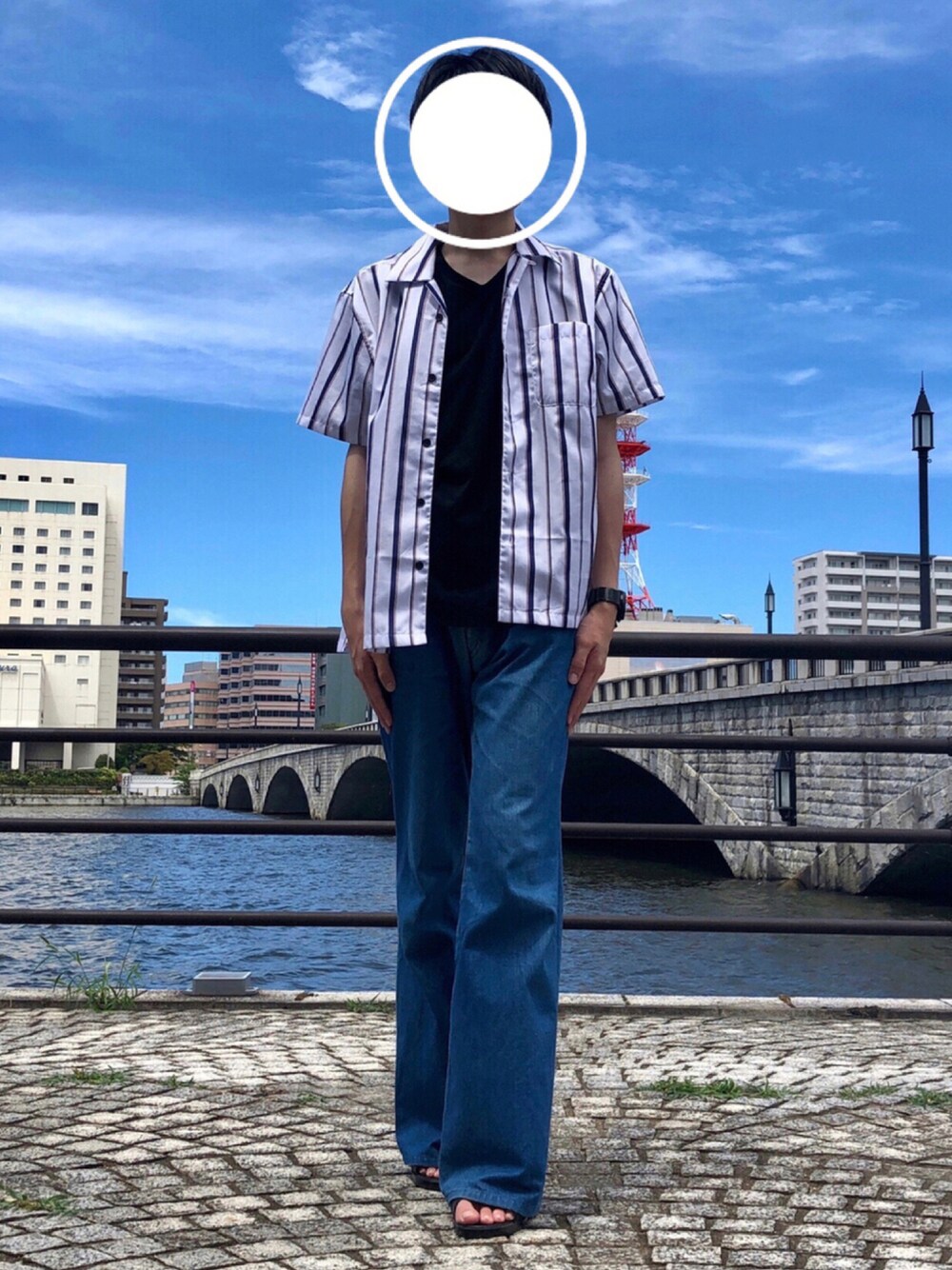 「おしゃれさんと繋がりたい、夏コーデ、シンプル、シンプルコーデ、カジュアル、カジュアルコーデ、大人カジュアル、オトナカジュアル、シャツスタイル、パンツスタイル、デニム、フレアパンツ、サンダル、古着、ブラック」｜「gunyのguny フレアパンツ（デニムパンツ、ブルー系）」を使った、⭐️zawa⭐️さん（メンズ・178cm）の夏コーディネートの1枚目の写真