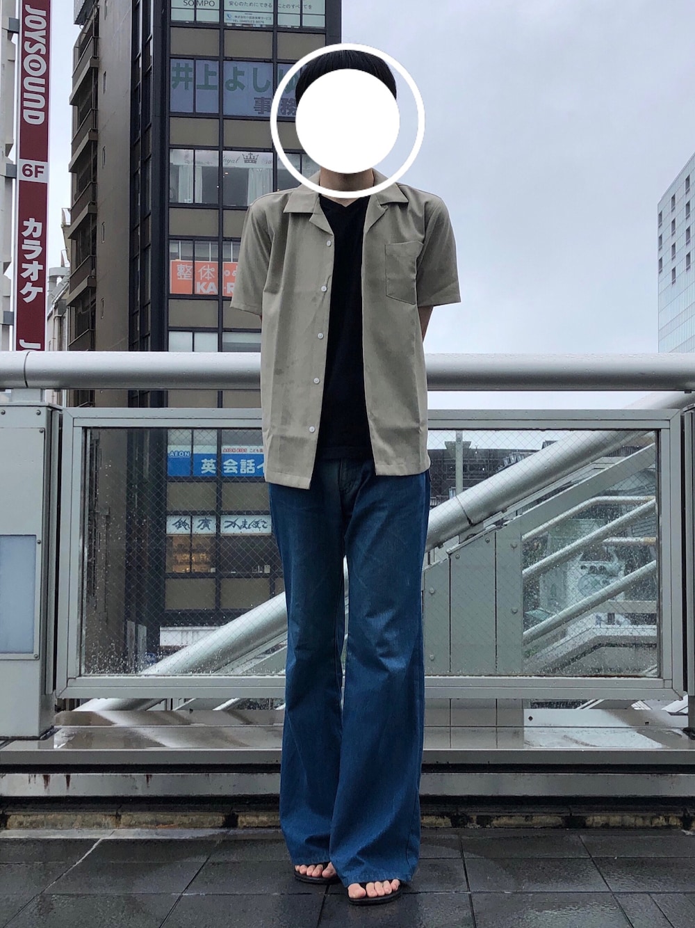 「休日コーデ、シンプル、シンプルコーデ、カジュアル、カジュアルコーデ、大人カジュアル、夏コーデ、シャツスタイル、おしゃれさんと繋がりたい、フレアパンツ、ワイドパンツ、デニム、サンダル、古着、ブラック」｜「gunyのguny フレアパンツ（デニムパンツ、ブルー系）」を使った、⭐️zawa⭐️さん（メンズ・178cm）の夏コーディネートの1枚目の写真