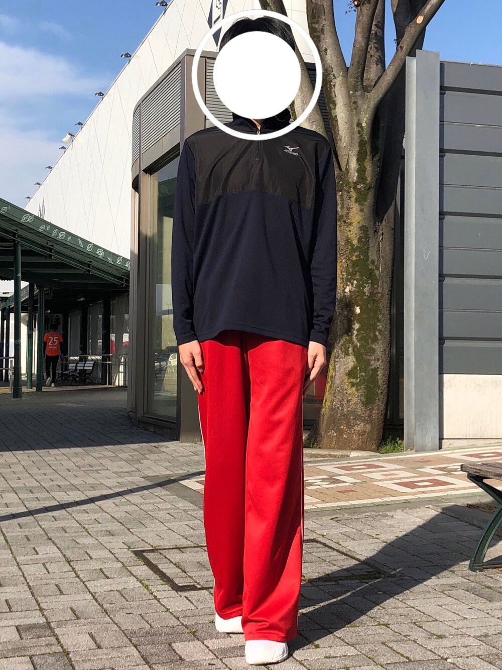 「春、春コーデ、シンプル、シンプルコーデ、カジュアル、カジュアルコーデ、大人カジュアル、大人コーデ、おしゃれさんと繋がりたい、休日スタイル、スニーカー、ワイドパンツ、ジャージ、オーダーメイド、スポーツミックス」｜「NL40のジャージパンツ（レッド）（パンツ、レッド系）」を使った、⭐️zawa⭐️さん（メンズ・178cm）の春コーディネートの1枚目の写真