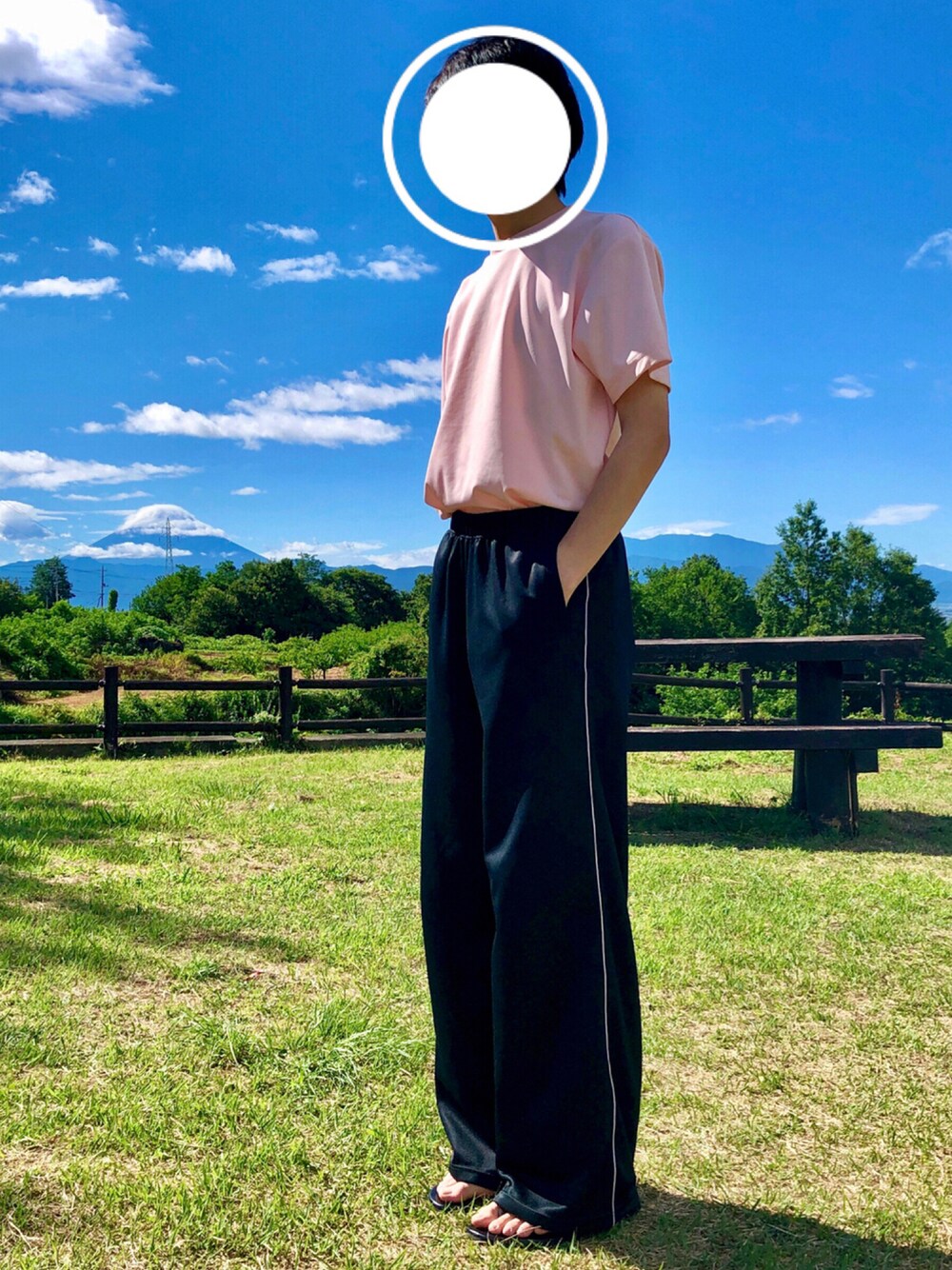 「おしゃれさんと繋がりたい、夏、夏コーデ、シンプル、シンプルコーデ、カジュアル、カジュアルコーデ、大人カジュアル、オトナカジュアル、パンツスタイル、ワイドパンツ、ジャージ、サンダル、ブラック、黒」｜「glimmerのアイテム（トップス、ピンク系）」を使った、⭐️zawa⭐️さん（メンズ・178cm）の夏コーディネートの1枚目の写真