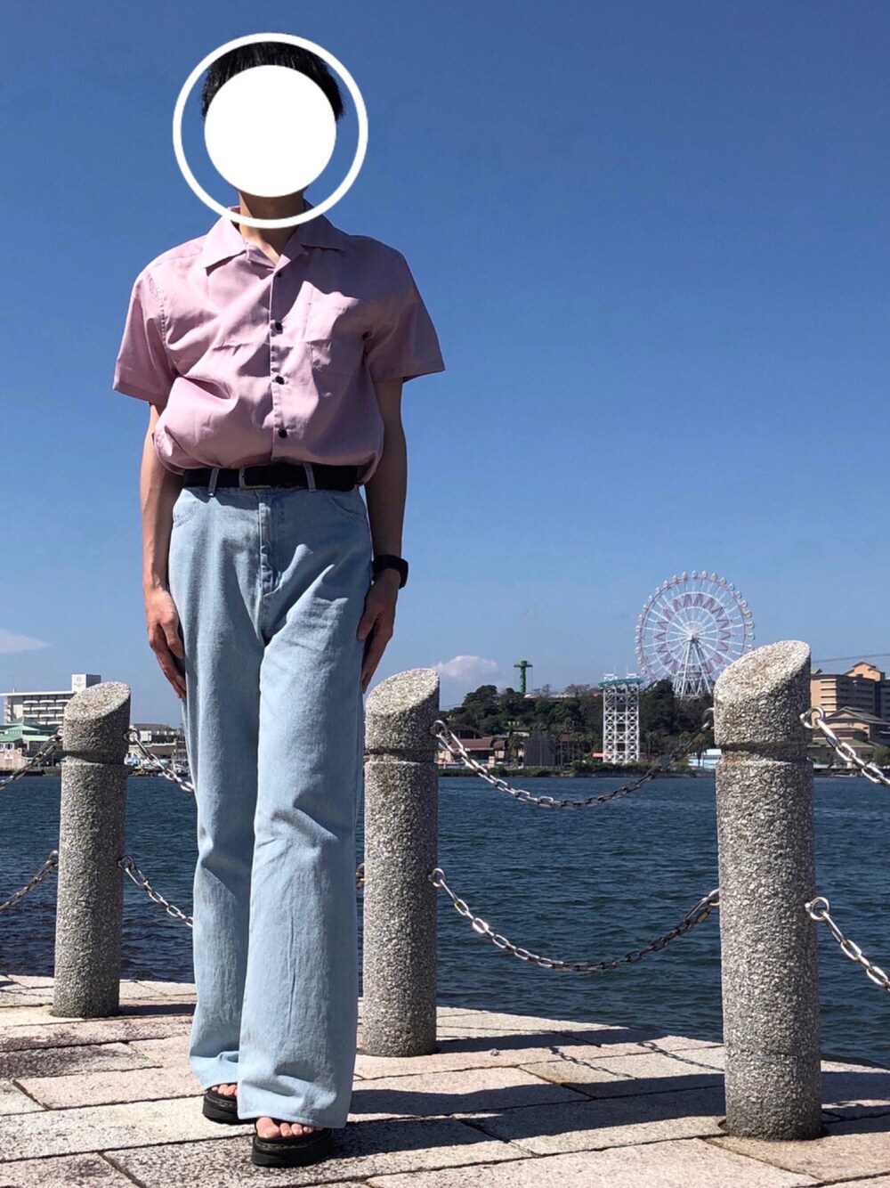 「古着、デニム、カジュアル、シンプル、ストリート、大人カジュアル、休日スタイル、ワイドパンツ、サンダル、フレアパンツ、シンプルコーデ、シャツスタイル、カジュアルコーデ、今日のコーデ、おしゃれさんと繋がりたい」｜「Dr. MartensのDr.Martens R23523001 MYLES  マイルス BL 厚底スライドサンダル（サンダル、ブラック系）」を使った、⭐️zawa⭐️さん（メンズ・178cm）の秋コーディネートの1枚目の写真