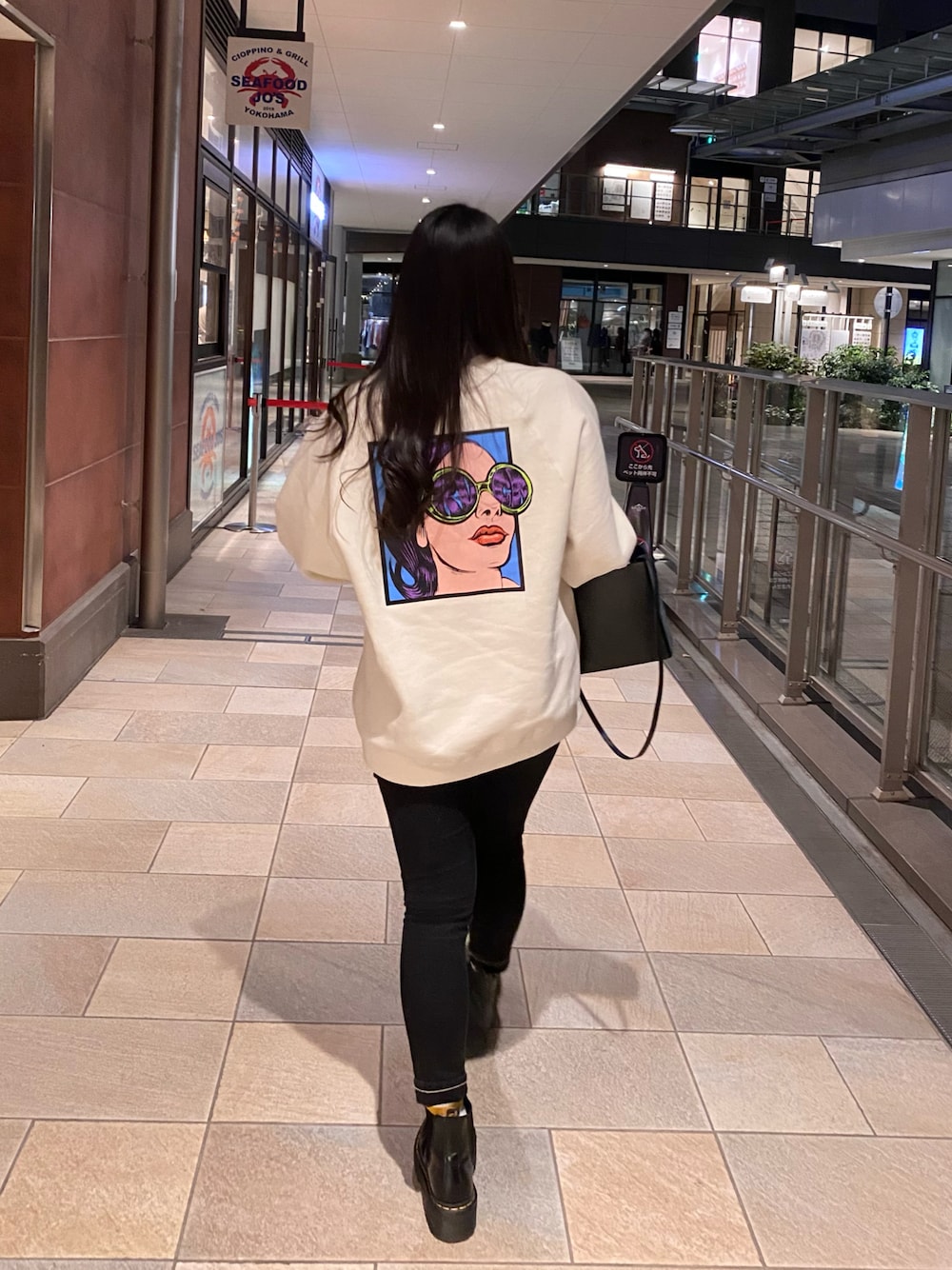 「お出かけコーデ、今日のコーデ、カジュアル、パンツスタイル、大人カジュアル、シンプルコーデ、秋服コーデ、秋、オーバーサイズ、ビッグシルエット、rvca、Dr.Martens、マーチン、モノトーン、モノトーンコーデ」｜「RVCAのRVCA メンズ GIRL FRIEND CREW トレーナー【2022年秋冬モデル】/ルーカバックプリントスウェットトレーナー（スウェット、ホワイト系）」を使った、YUZUKI さん（レディース・158cm）の秋コーディネートの1枚目の写真