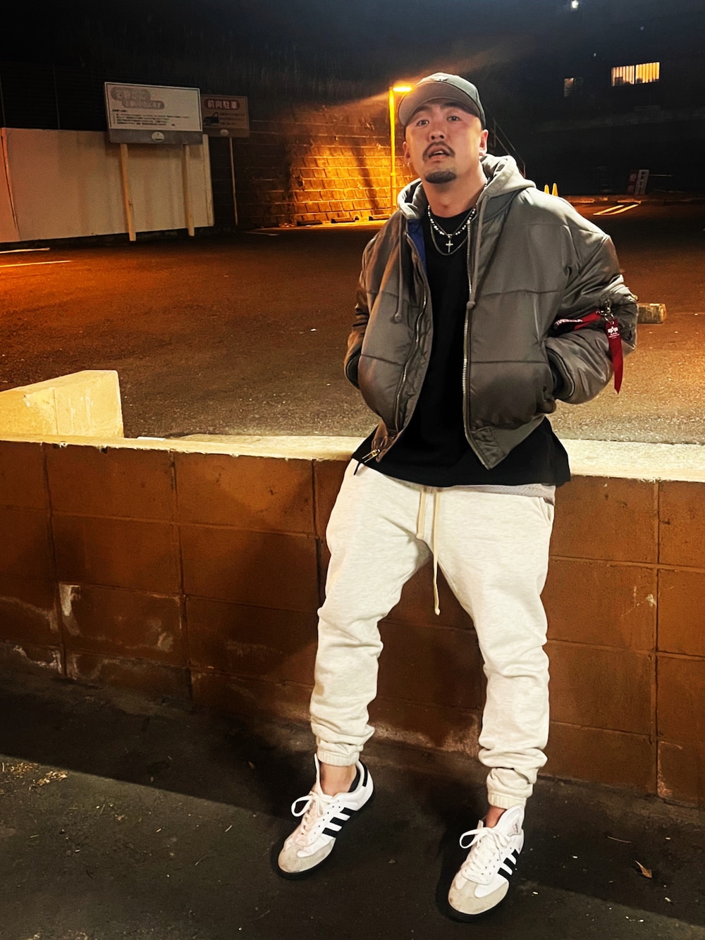 「fear of god、fearofgod、ESSENTIALS、adidas、adidas samba、vetements、jerry Lorenzo」｜「Fear of God Los Angelesのアイテム（スウェットパンツ、グレー系）」を使った、A-MASTERさん（メンズ・170cm）の冬コーディネートの1枚目の写真