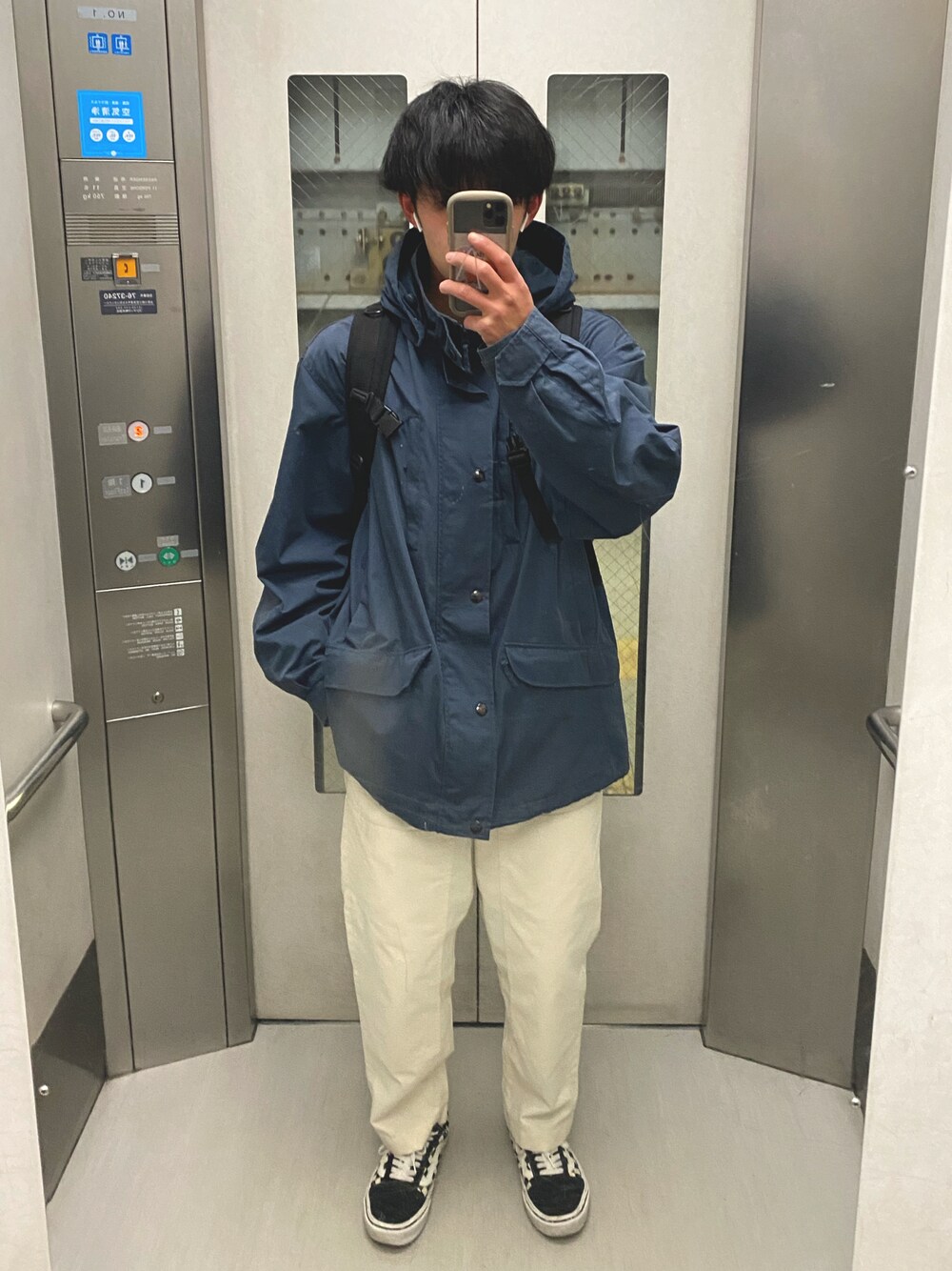 「冬のコーデ、大人コーデ、大人カジュアル、冬、スニーカー、今日のコーデ、UNIQLO、いいね、save、フォローお願いします🤑、古着コーデ、お洒落さんとつながりたい」｜「niko and...のニーパッチイージーパンツ（その他パンツ、ホワイト系）」を使った、ちゃぼ🕊さん（メンズ・175cm）の冬コーディネートの1枚目の写真