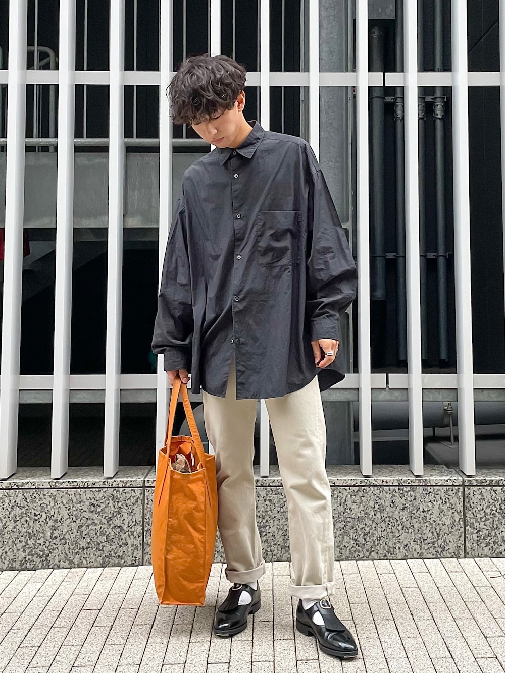 「休日コーデ、カジュアル、シンプル、ootd、シンプルスタイル、いいね、save、フォローお願いします🤑、ビックシルエット、今日のコーデ、ゆるコーデ、キレイめ、デニムパンツ、古着、古着MIX、カラーバック、ブラック」｜「Graphpaperのアイテム（シャツ/ブラウス、ブラック系）」を使った、Kazumaさん（メンズ・165cm）の冬コーディネートの1枚目の写真