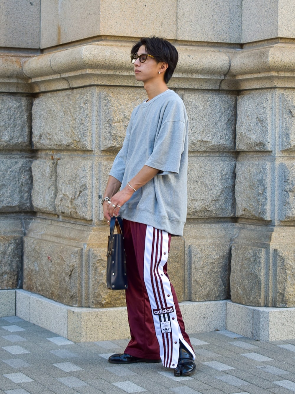 「アツいコーデ全部見せ、シンプルスタイル、スポーツミックス、スウェット、GU、プチプラ、トラックパンツ、ラインパンツ、adidas、ミニバッグ、きれいめカジュアル、夏セールで買いました、メガネ男子、スボーツミックス、ラフ」｜「GUのアイテム（Tシャツ/カットソー、グレー系）」を使った、Kazumaさん（メンズ・166cm）の夏コーディネートの1枚目の写真
