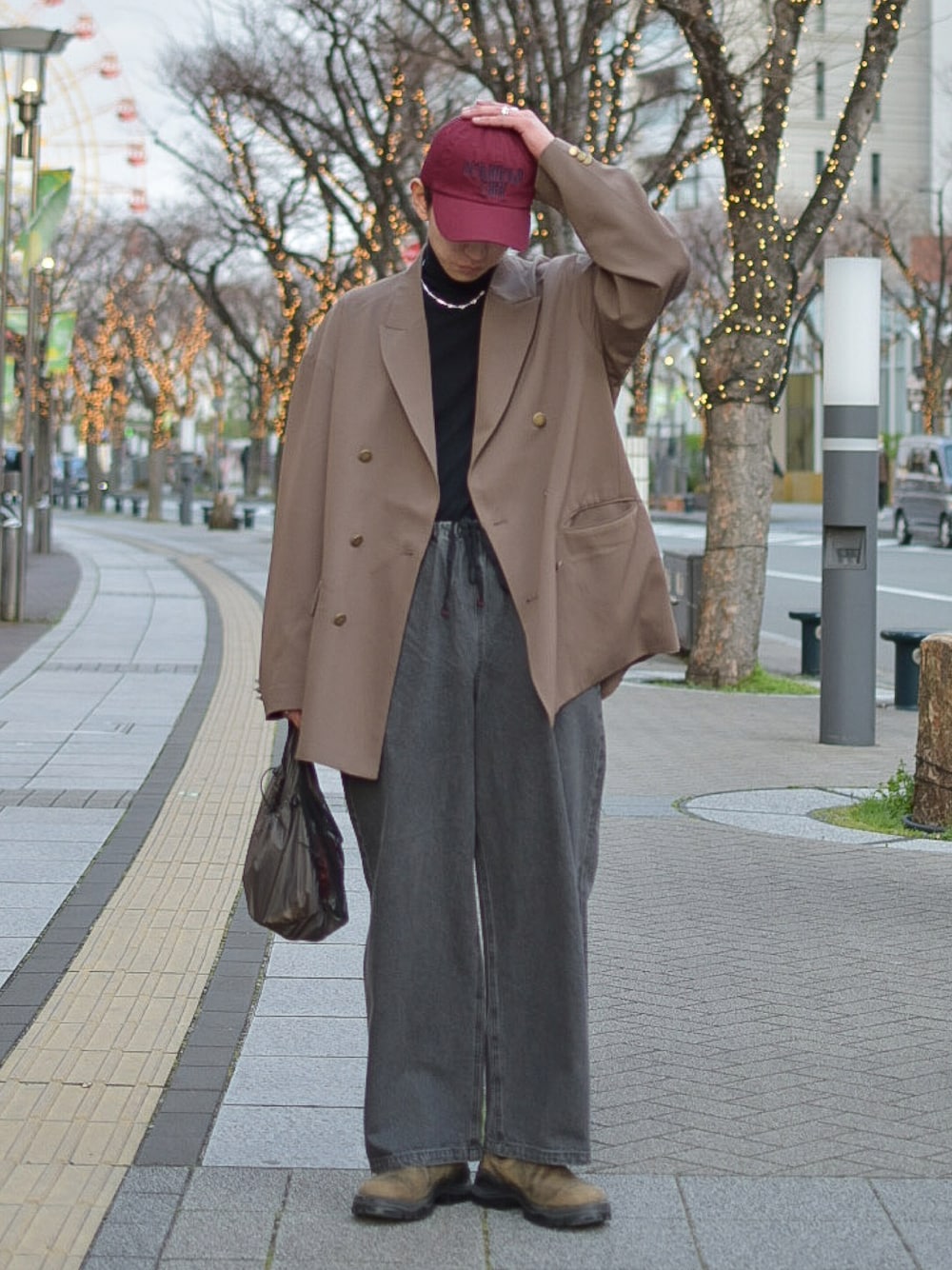 「春のNewスタイル、メンズコーデ、ジャケットスタイル、きれいめカジュアル、春アウター、大人カジュアル、休日スタイル、キャップ、韓国ファッション、お出かけコーデ、デニム、ブーツ、CIAOPANIC TYPY、シンプルコーデ、春服コーデ」｜「OUTDOOR PRODUCTS Usual ThingsのDOWNTOWN GIRL CAP（キャップ、レッド系）」を使った、Kazumaさん（メンズ・166cm）の春コーディネートの1枚目の写真