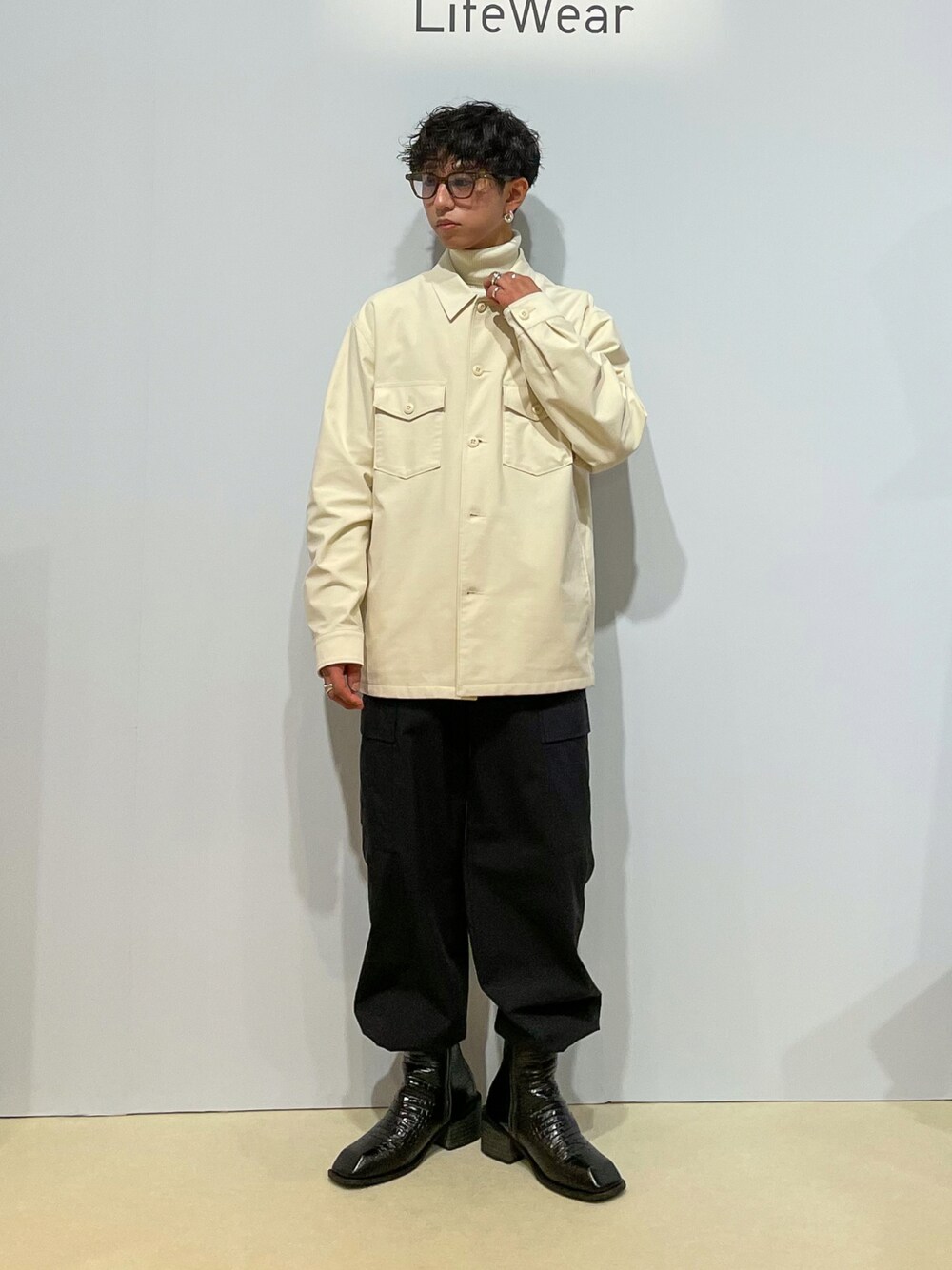 「シンプルコーデ、大人カジュアル、春コーデ、プチプラコーデ、ブーツ、ブーツスタイル、カーゴパンツ、UNIQLO、ユニクロ、UNIQLOコーデ、きれいめカジュアル、おしゃれさんと繋がりたい、春アウター、春色、プチプラ」｜「UNIQLOのアイテム（ジャケット/アウター、ホワイト系）」を使った、Kazumaさん（メンズ・165cm）の冬コーディネートの1枚目の写真