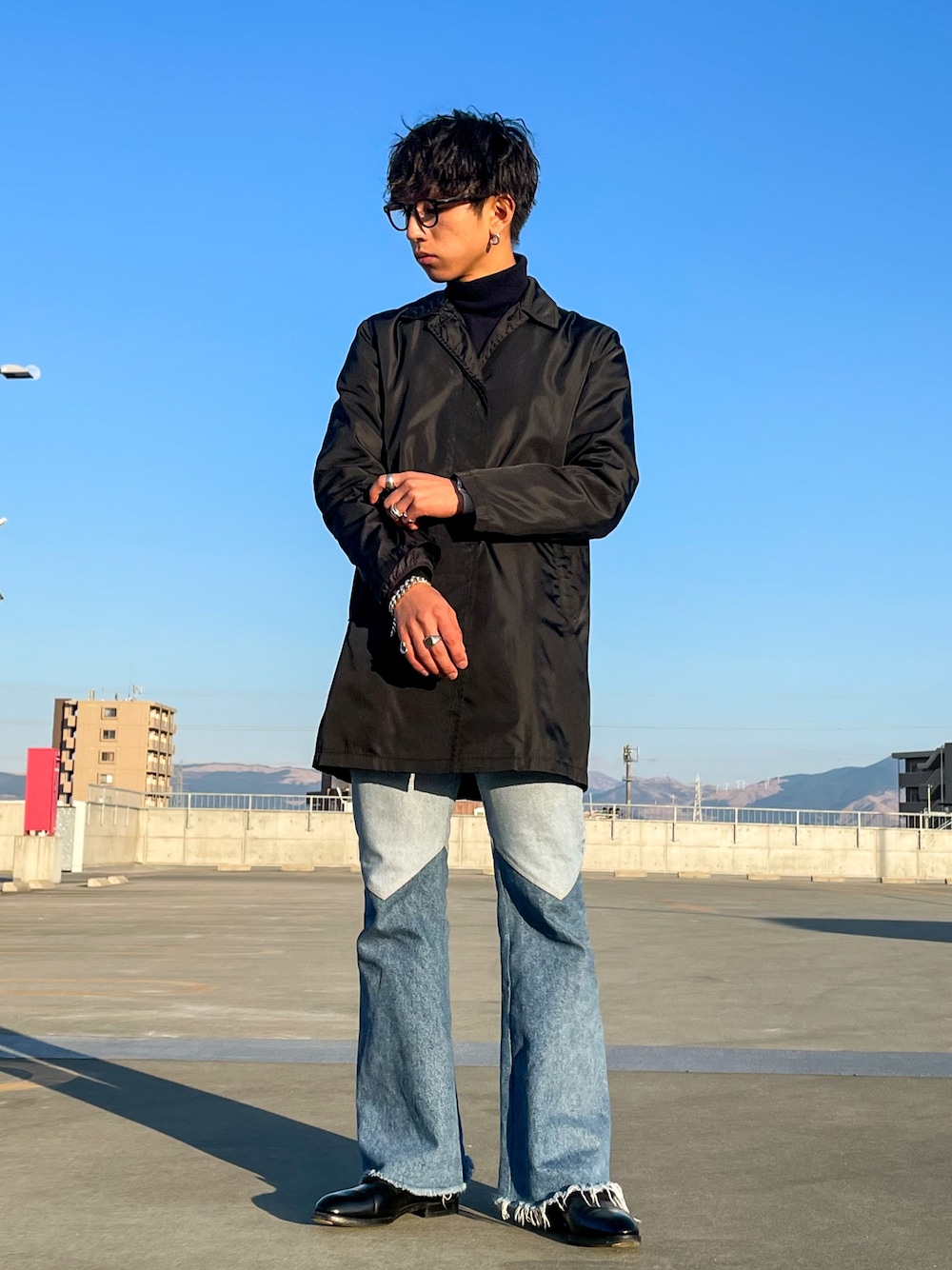 「大人カジュアル、シンプルコーデ、冬アウター、革靴、カジュアルコーデ、メガネ男子、タートルネック、ブラック、着回しコーデ、きれいめカジュアル、黒、デニム、フレアパンツ、フレア、韓国ファッション」｜「PRADAのアイテム（ジャケット/アウター、ブラック系）」を使った、Kazumaさん（メンズ・165cm）の冬コーディネートの1枚目の写真