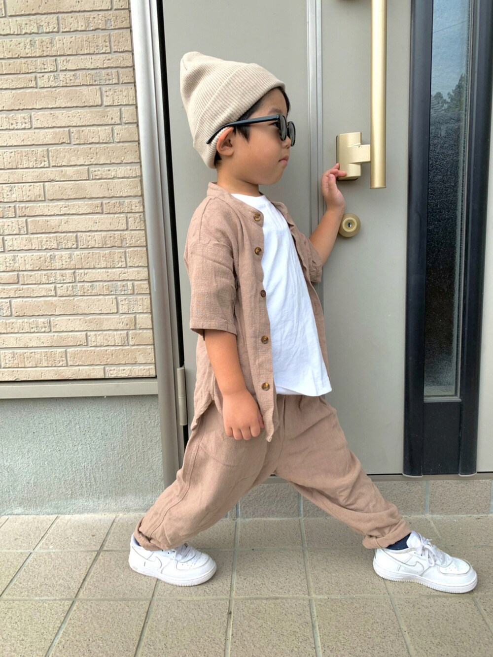 「スニーカー、セットアップ、NIKE、ニット帽、ベージュ、kids、キッズコーデ、休日コーデ、ゆるパンツ、おとこのこ、ラクチンコーデ、男の子コーデ、今日のコーデ、キッズファッション、おしゃれさんと繋がりたい」｜「H&Mのアイテム（ニットキャップ/ビーニー、ベージュ系）」を使った、aoさん（キッズ・100cm）の秋コーディネートの1枚目の写真
