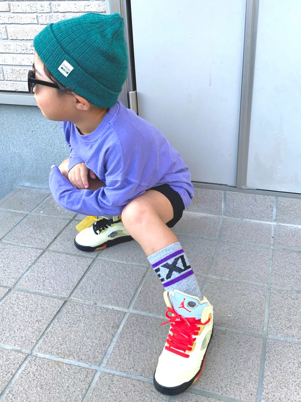 「キッズコーデ、ラクチンコーデ、キッズファッション、おとこのこ、ジョーダン、オフホワイト、OFF-WHITE、スニーカー、XLARGE、ZARA KIDS、パープル、カジュアル、ニット帽、秋のコーデ、4歳」｜「XLARGE KIDSのラインロゴクルーソックス【日本製】（ソックス/靴下、グレー系）」を使った、aoさん（キッズ・100cm）の秋コーディネートの1枚目の写真