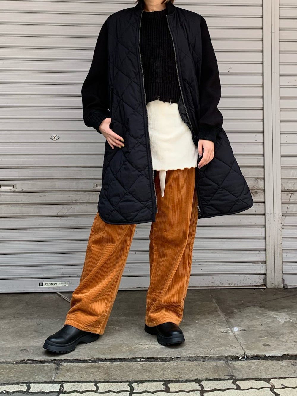「冬コーデ、カジュアルコーデ、コーデュロイパンツ、ロングダウン、ファッションの力を信じよう」｜「DROIT BELLOのDROIT BELLO(ドロイトベロ) ベルト付きコーデュロイパンツ ★（パンツ、イエロー系）」を使った、mnmさん（レディース・157cm）の冬コーディネートの1枚目の写真
