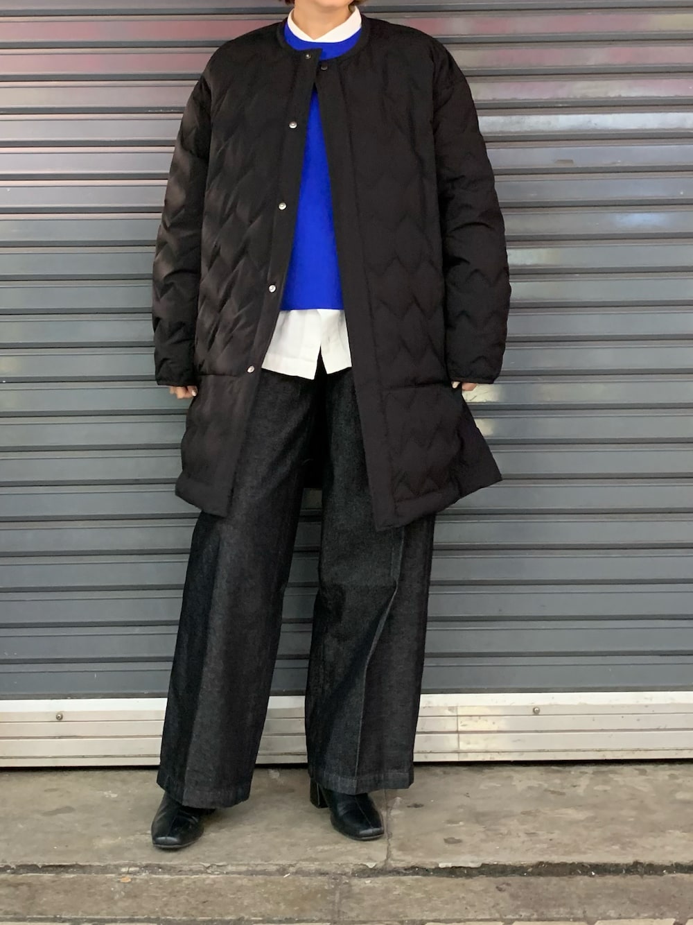 「大人カジュアル、きれいめカジュアル、冬コーデ、デニム、ファッションの力を信じよう」｜「DROIT BELLOのDROIT BELLO（ドロイトベロ）ZIPワイドデニム（デニムパンツ、ブラック系）」を使った、mnmさん（レディース・157cm）の秋コーディネートの1枚目の写真