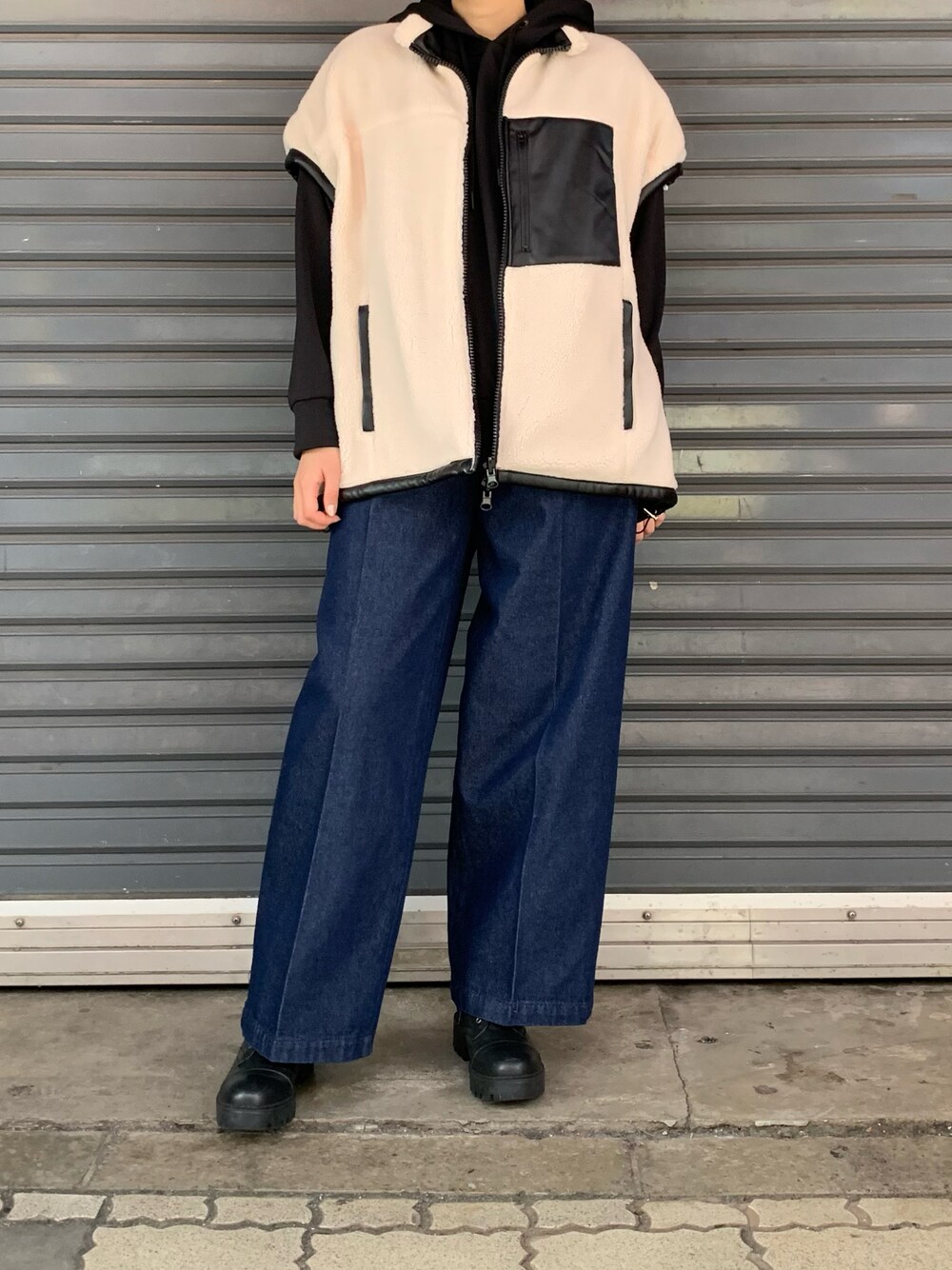 「ビッグシルエット、ワイドパンツ、ワイドデニム、ボア、ボアベスト、ファッションの力を信じよう」｜「DROIT BELLOのDROIT BELLO（ドロイトベロ）ZIPワイドデニム（デニムパンツ、ブルー系）」を使った、mnmさん（レディース・157cm）の秋コーディネートの1枚目の写真