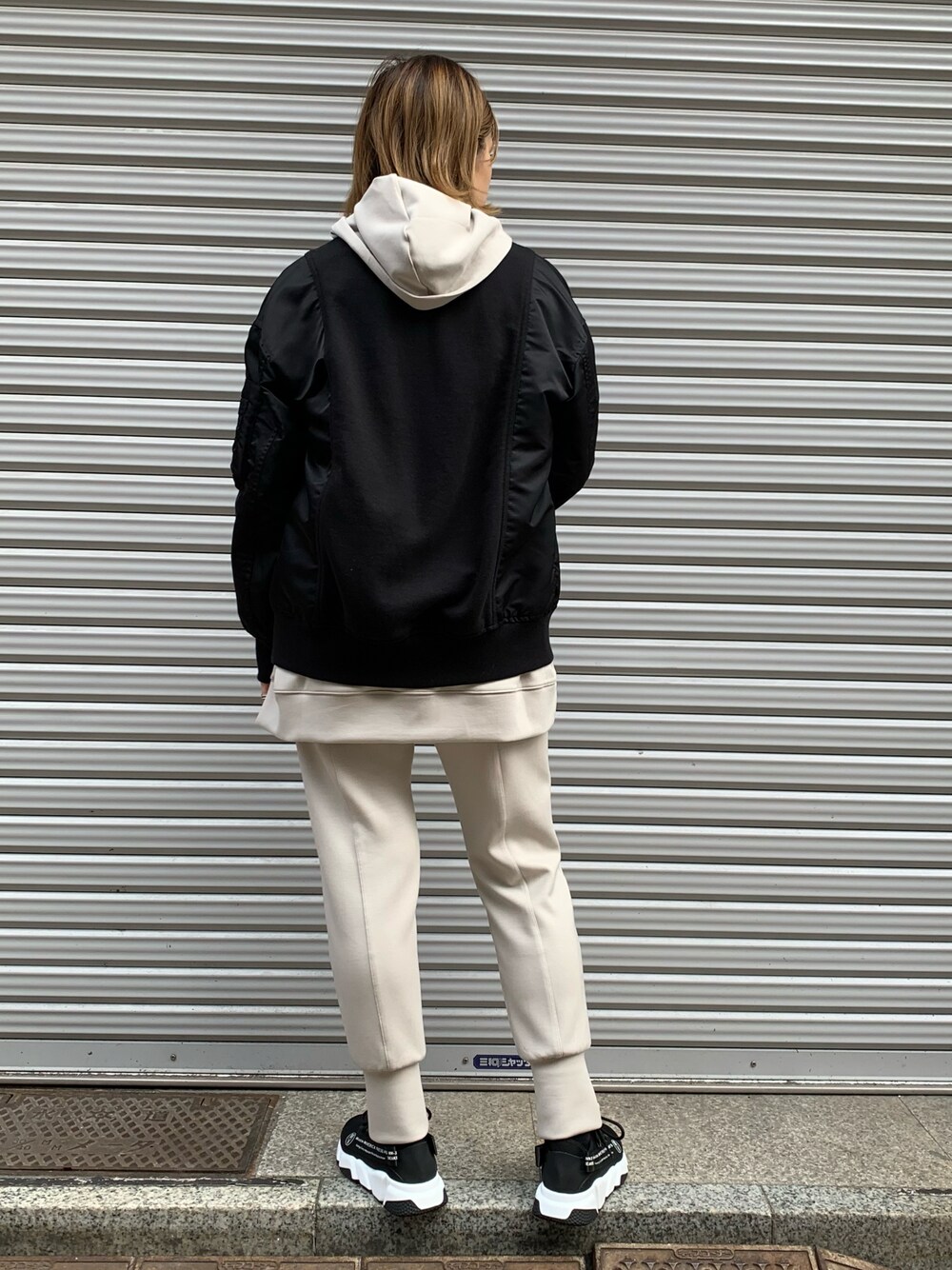 「ラクチンコーデ、カジュアル、スウェット、スウェットパンツ、ファッションの力を信じよう」｜「DROIT BELLOのDROIT BELLO（ドロイトベロ）ライトダンボールジョガーパンツ（その他パンツ、グレー系）」を使った、mnmさん（レディース・157cm）の秋コーディネートの1枚目の写真