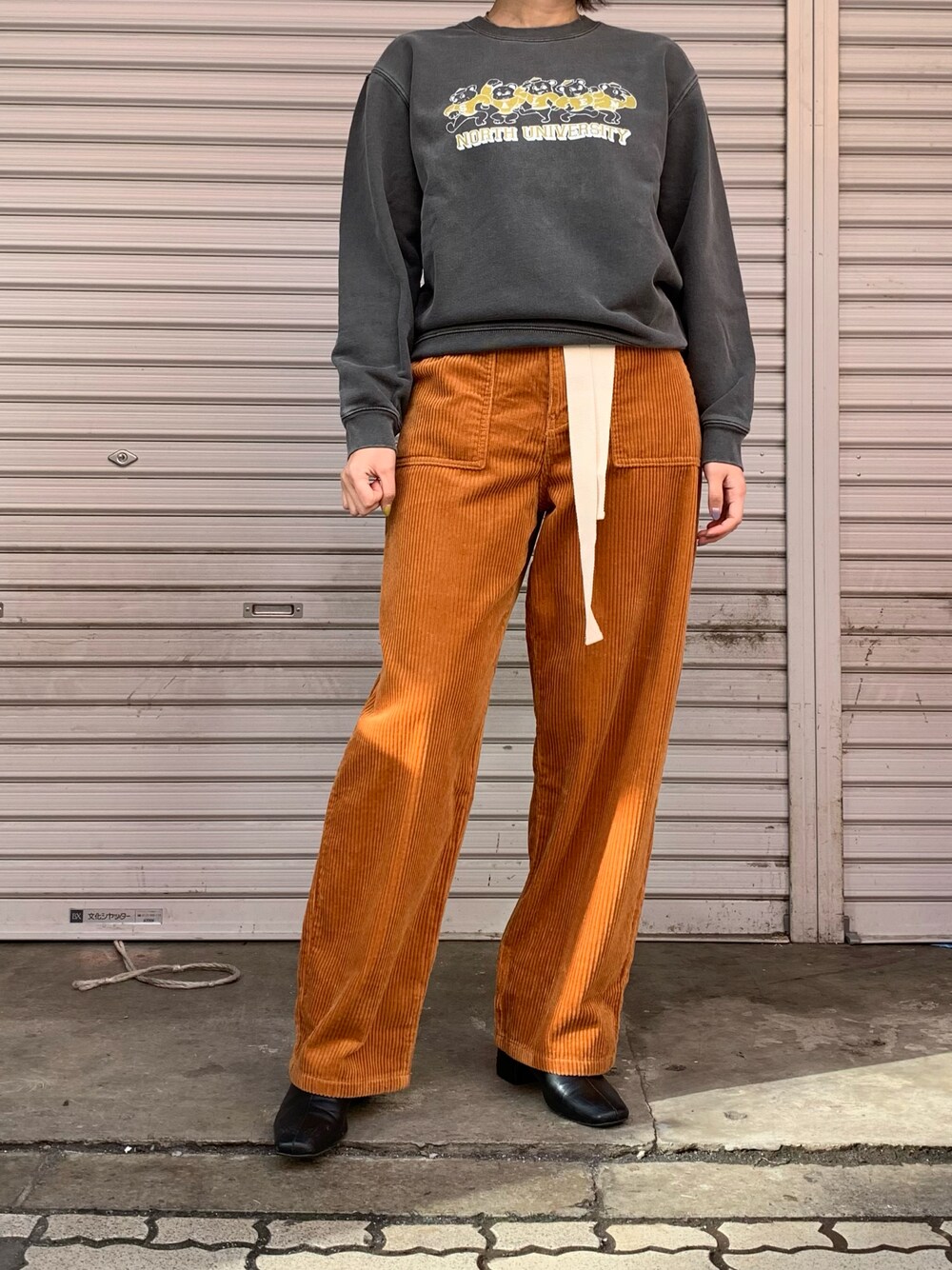 「カジュアルコーデ、ワイドパンツ、コーデュロイパンツ、ファッションの力を信じよう」｜「DROIT BELLOのDROIT BELLO(ドロイトベロ) ベルト付きコーデュロイパンツ ★（パンツ、イエロー系）」を使った、mnmさん（レディース・157cm）の冬コーディネートの1枚目の写真