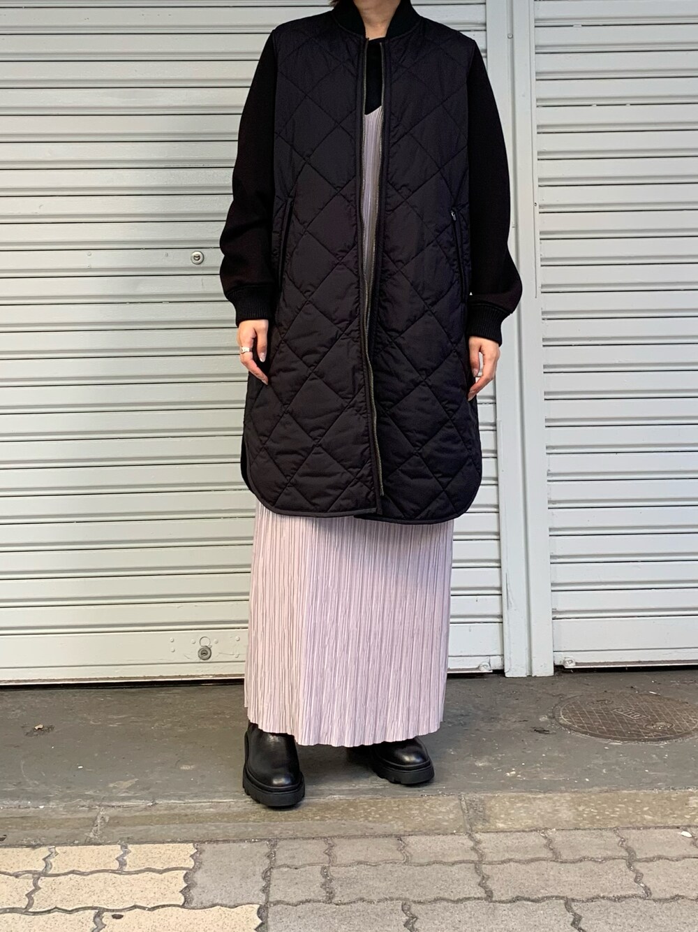 「ワンピース、ブーツ、秋コーデ、オトナ女子、ファッションの力を信じよう」｜「DROIT BELLOのDROIT BELLO（ドロイトベロ）裾ラウンドロンT（Tシャツ/カットソー、ブラック系）」を使った、mnmさん（レディース・157cm）の秋コーディネートの1枚目の写真