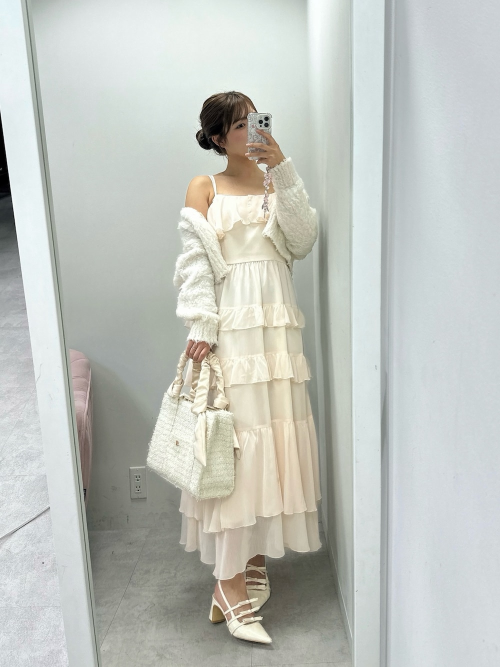 ホルターネックフリルキャミワンピースを使った人気ファッション